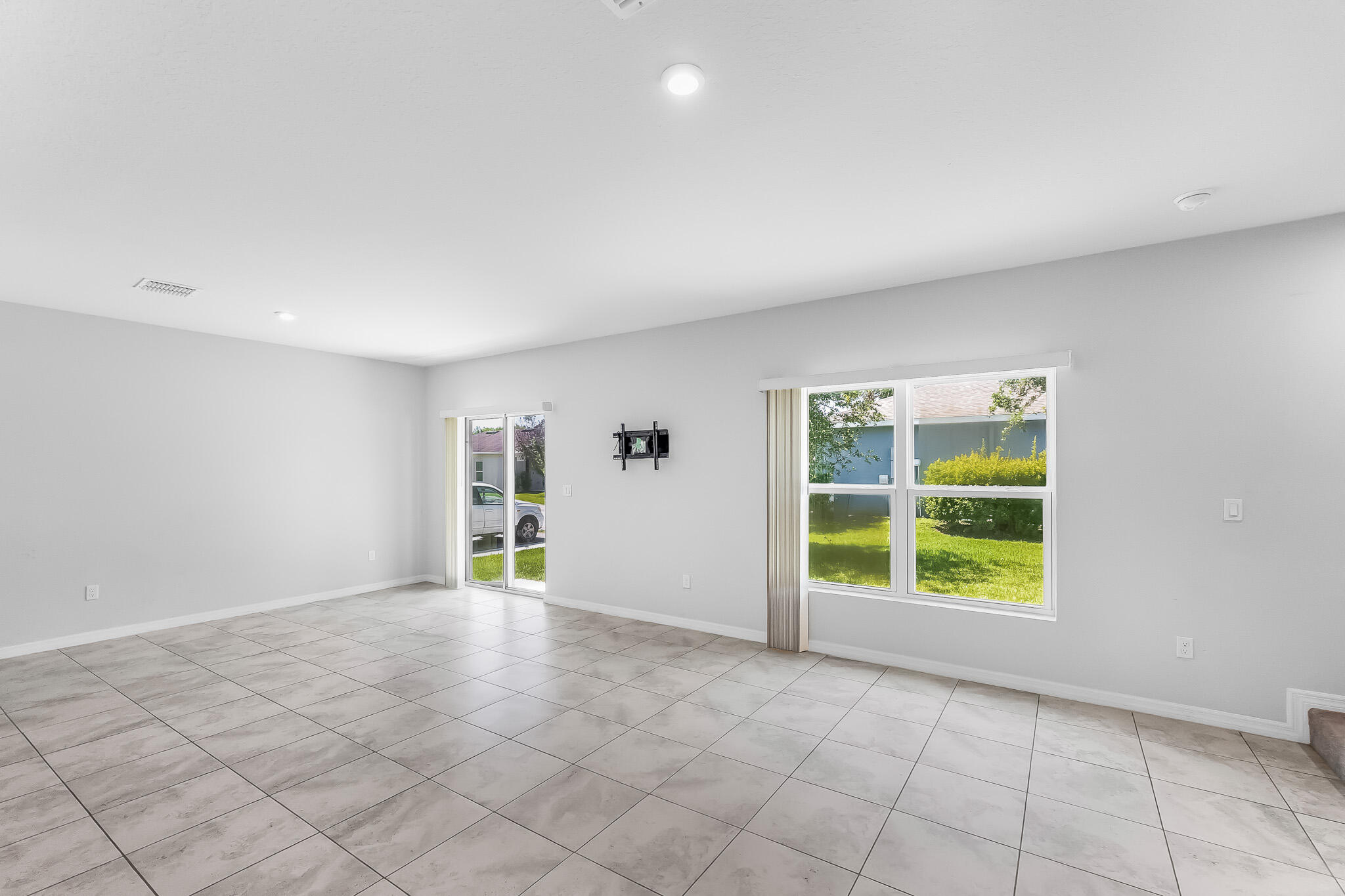 MAGNOLIA SQUARE - Residential