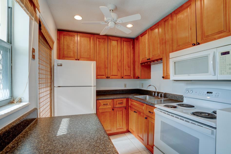 VILLAGE ROYALE CONDO 1 - Residential