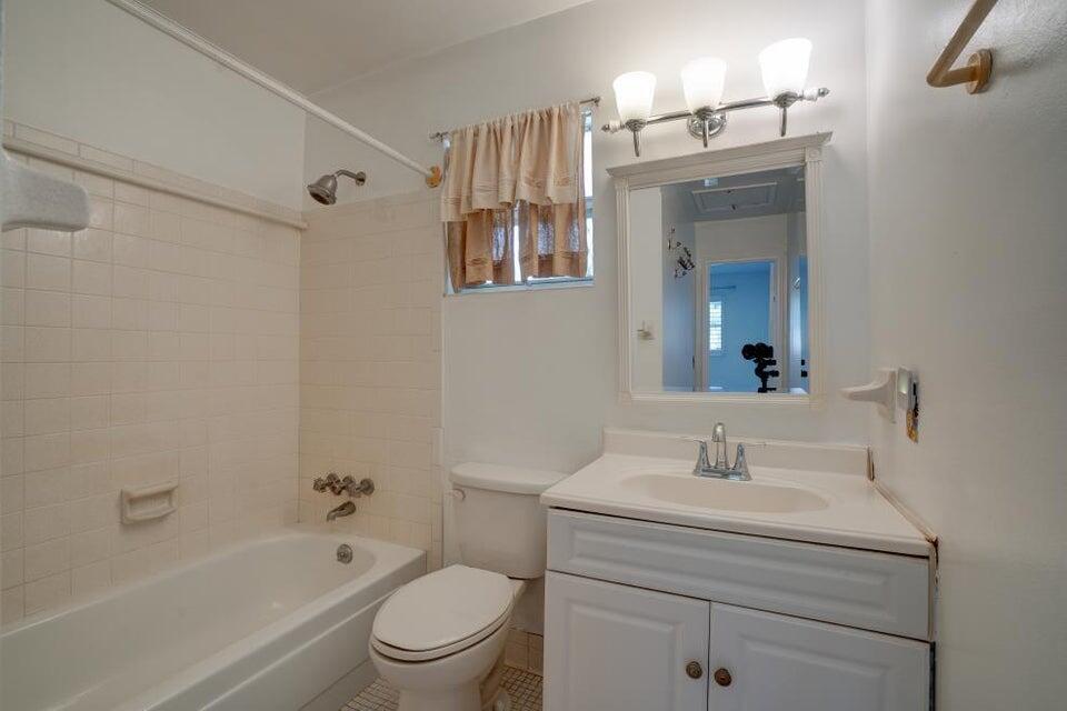 VILLAGE ROYALE CONDO 1 - Residential