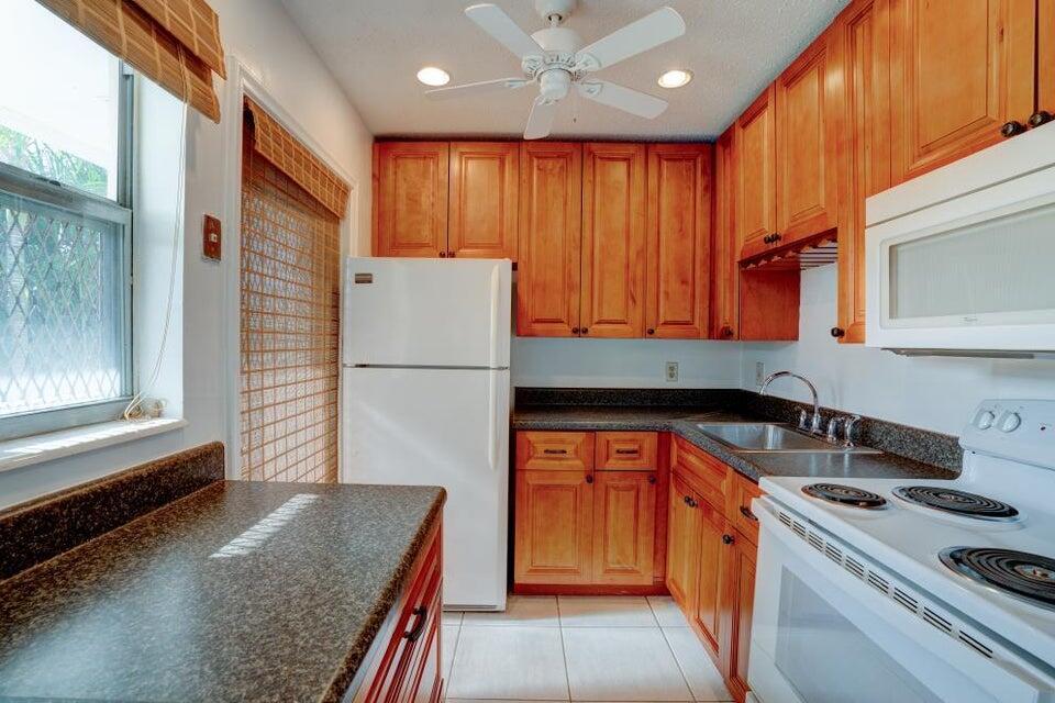 VILLAGE ROYALE CONDO 1 - Residential