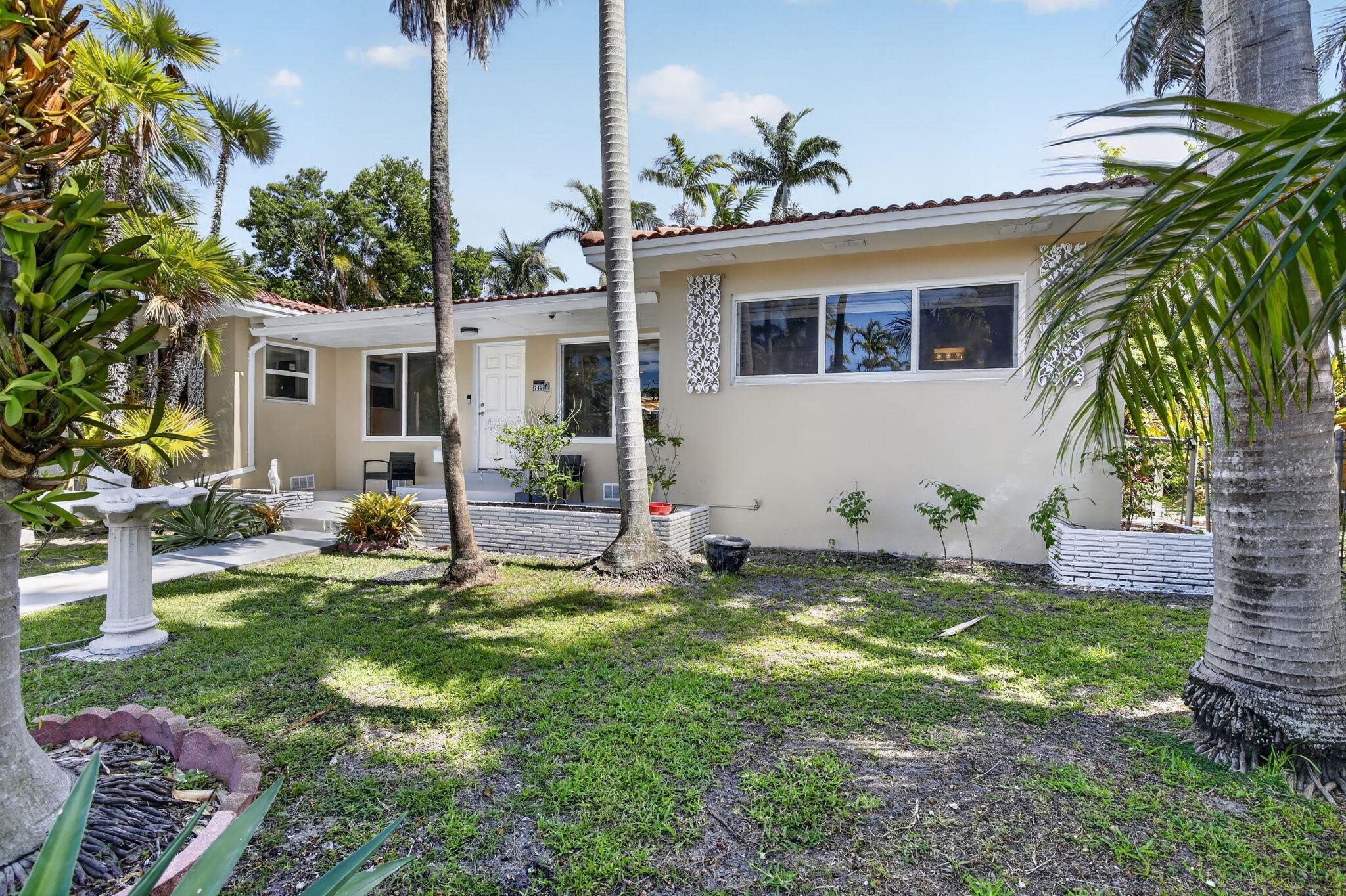 HOLLYWOOD LAKES SECTION - Residential