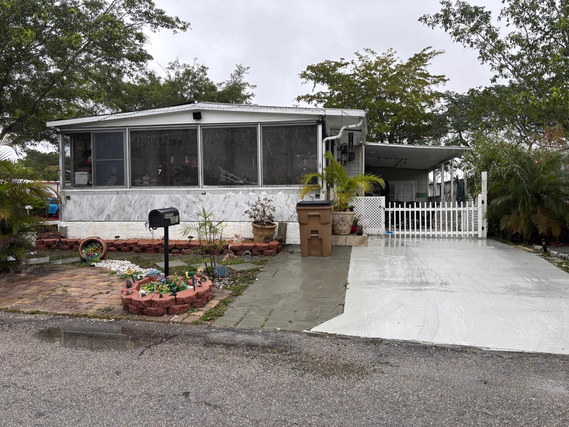 COUNTRY KNOLLS - Residential