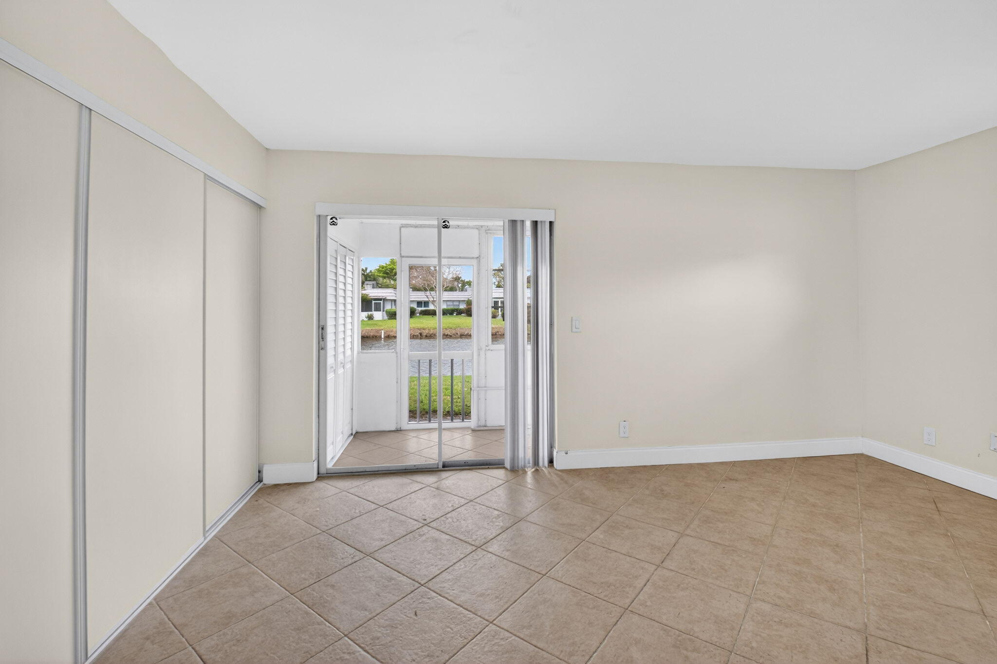 KINGS POINT VALENCIA CONDOS - Residential