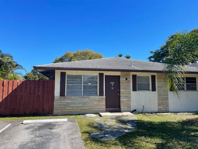 Beautiful Large 2 bedroom 2 bath villa! Spacious one story home! Private fenced patio! Just like having your own little house! Quick approval. Excellent location near shopping, fine dining and entertainment.