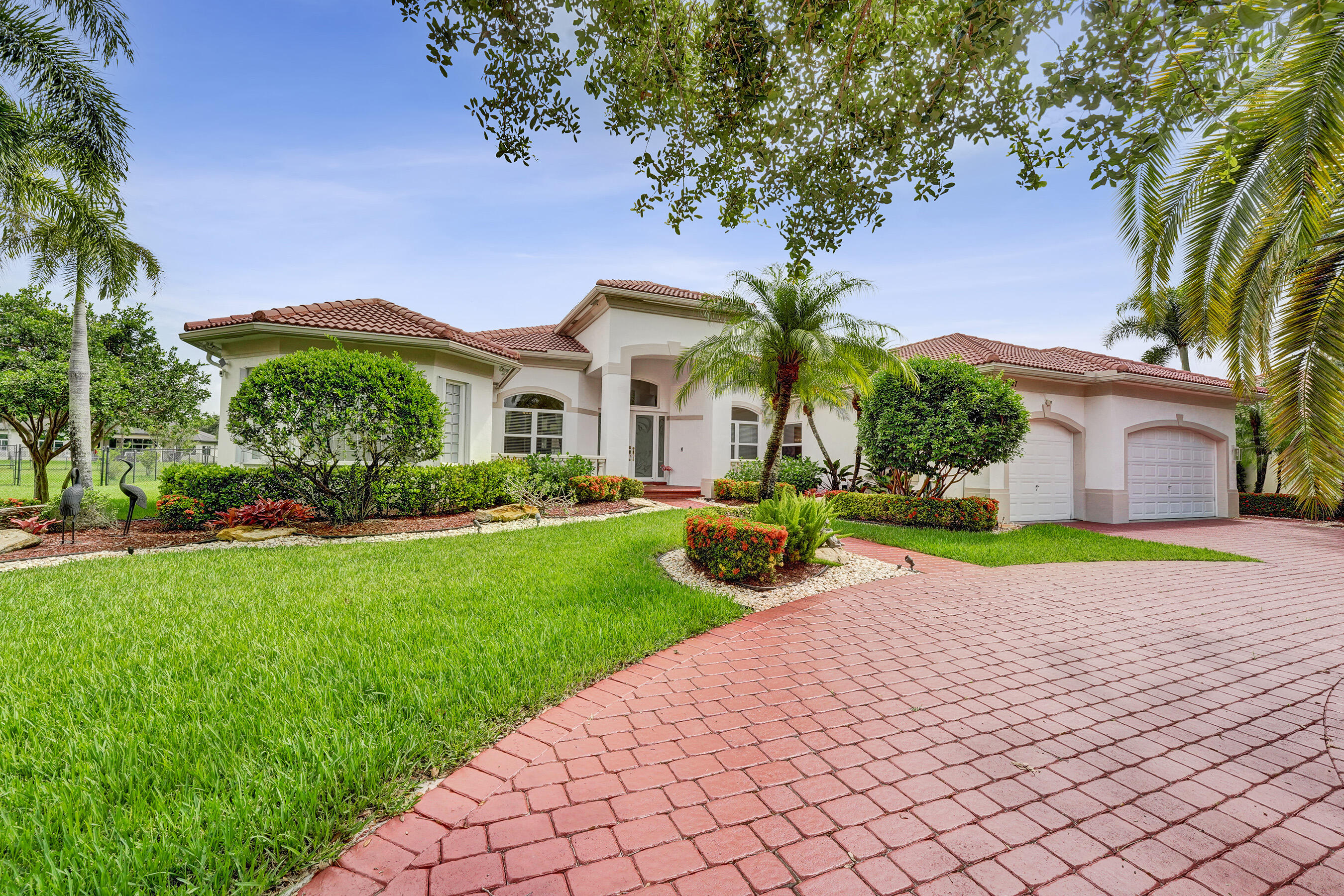 Original owner of the largest model in Imagination Farms. Move-in ready with new hardwood floors in all bedrooms and bathrooms remodeled in marble and travertine. Office converts easily to a 5th bedroom. Huge screened patio opens to an oversized pool. Full smart home: lighting, door locks, pool pump, water heater, A/C, garage door, and alarm. Impact windows on front, accordion shutters on back, all entry and garage doors impact rated. Carrier A/C units under 2 years old. Water heater and pool pump less than 1 year old. 17,500-watt whole-house generator. High-end LG kitchen appliances and washer/dryer. Private gated community with 24/7 security, playgrounds, and basketball courts. Interior and exterior security cameras convey with all smart home features. Owner showing home. Seller is License FL Real Estate Agent with Listing Brokerage. Owner is showing home, do not call listing agent.