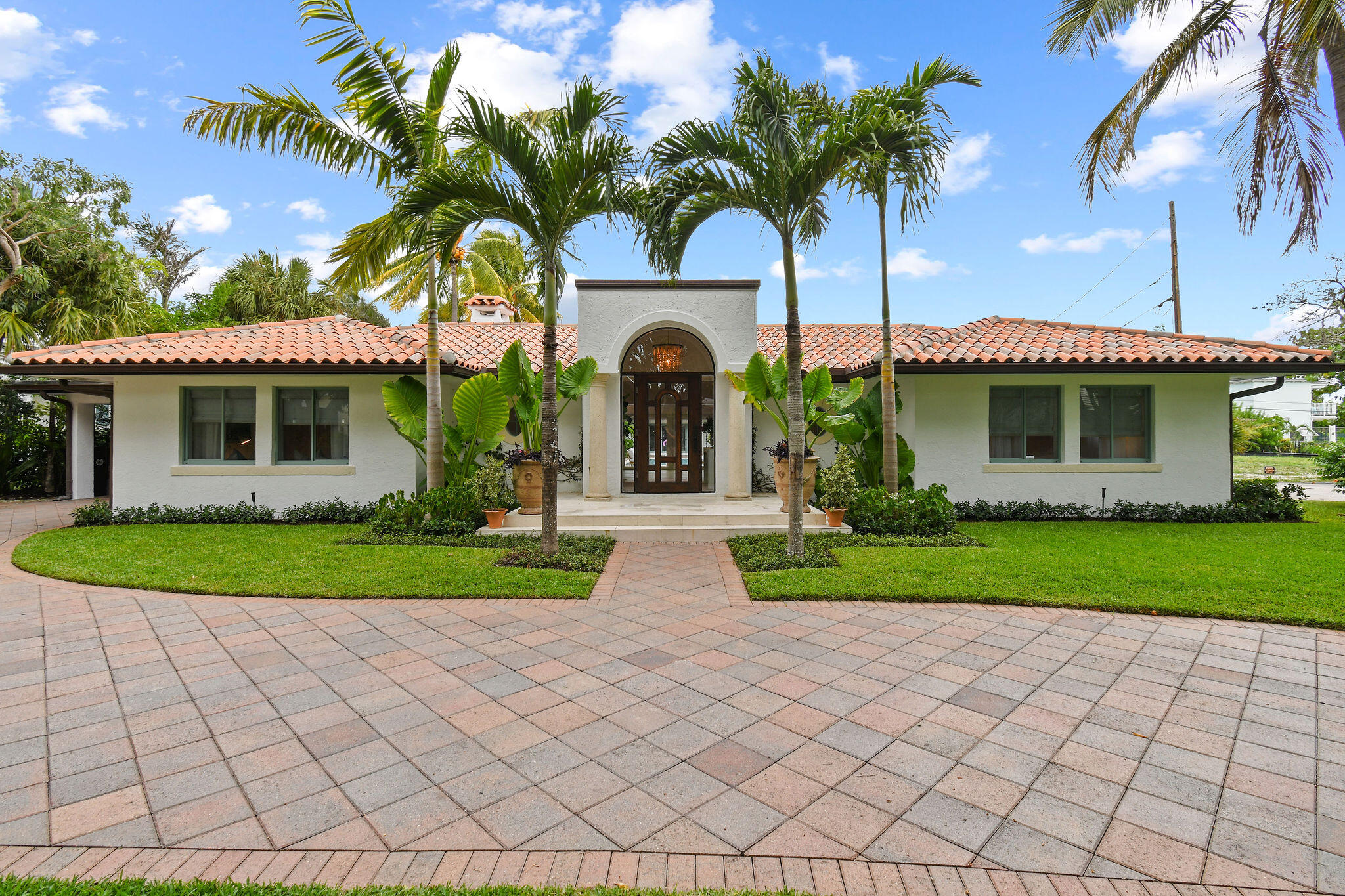 Stylish 1-story home located in the coveted SoSo neighborhood of WPB. Newly renovated, with a 3 BR, 3 BA main house & a 1 BR, 1 BA guest house/pool cabana. The chef's kitchen has stainless steel appliances & a built-in banquet seating area. There are beautiful wood floors throughout. French doors lead to the resort style backyard, with a pool & pool cabana. Spacious primary suite with walk in closets & a soaking tub & shower. Close proximity to all that Palm Beach has to offer including beaches, restaurants, shopping, cultural activities, & PBI airport.