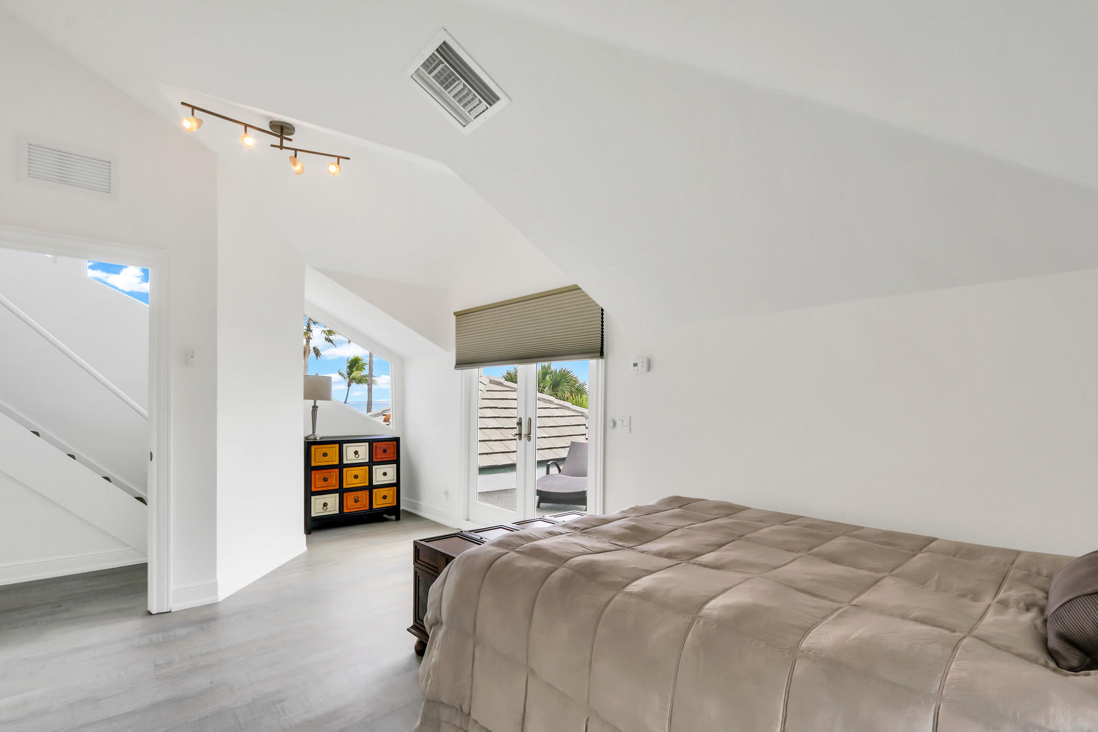 TROPICAL SHORES - Residential