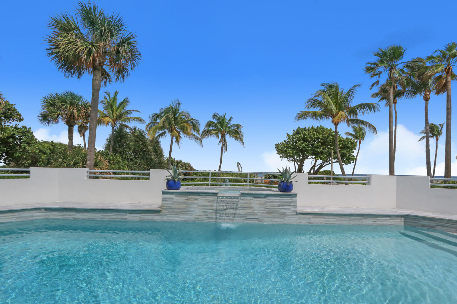 TROPICAL SHORES - Residential