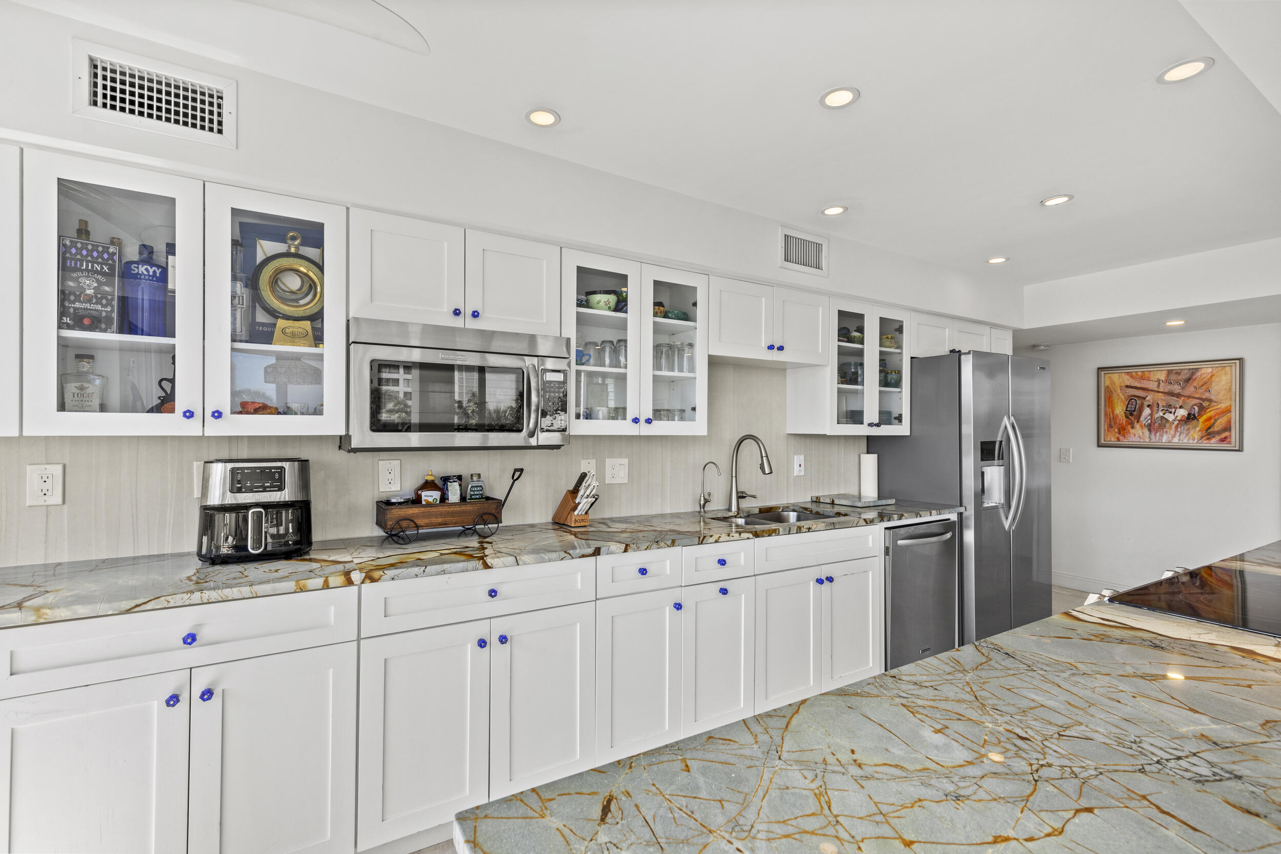 MAYFAIR HOUSE CONDO - Residential