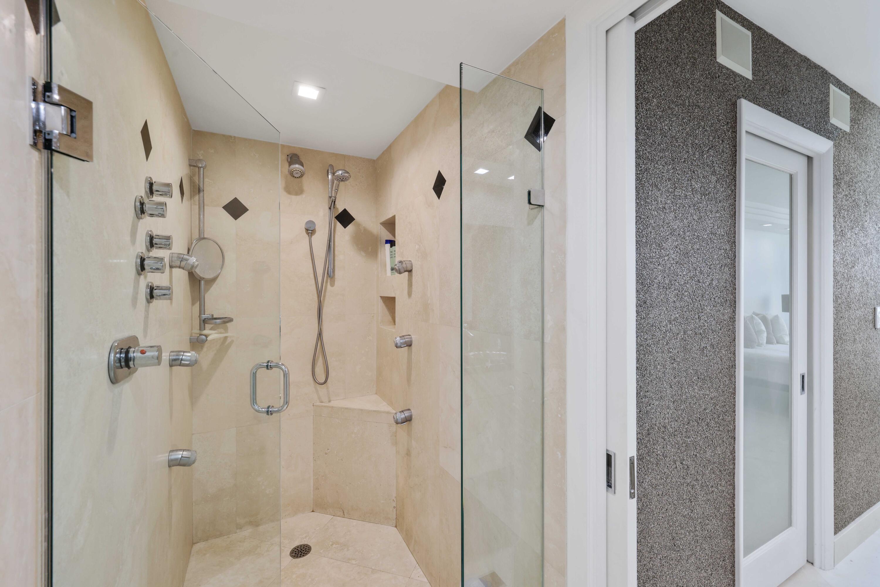 BAYSHORE TOWERS - Residential