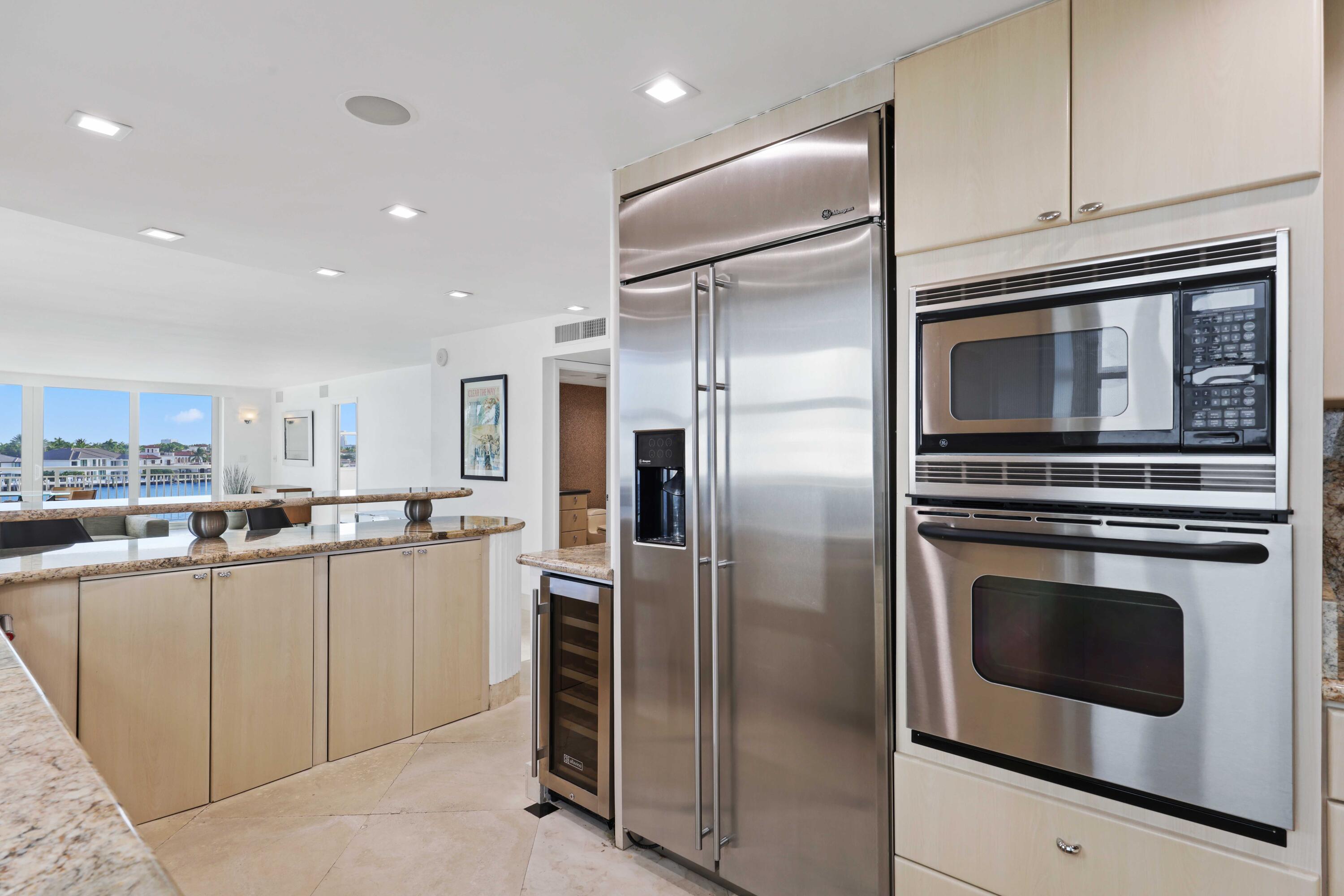 BAYSHORE TOWERS - Residential
