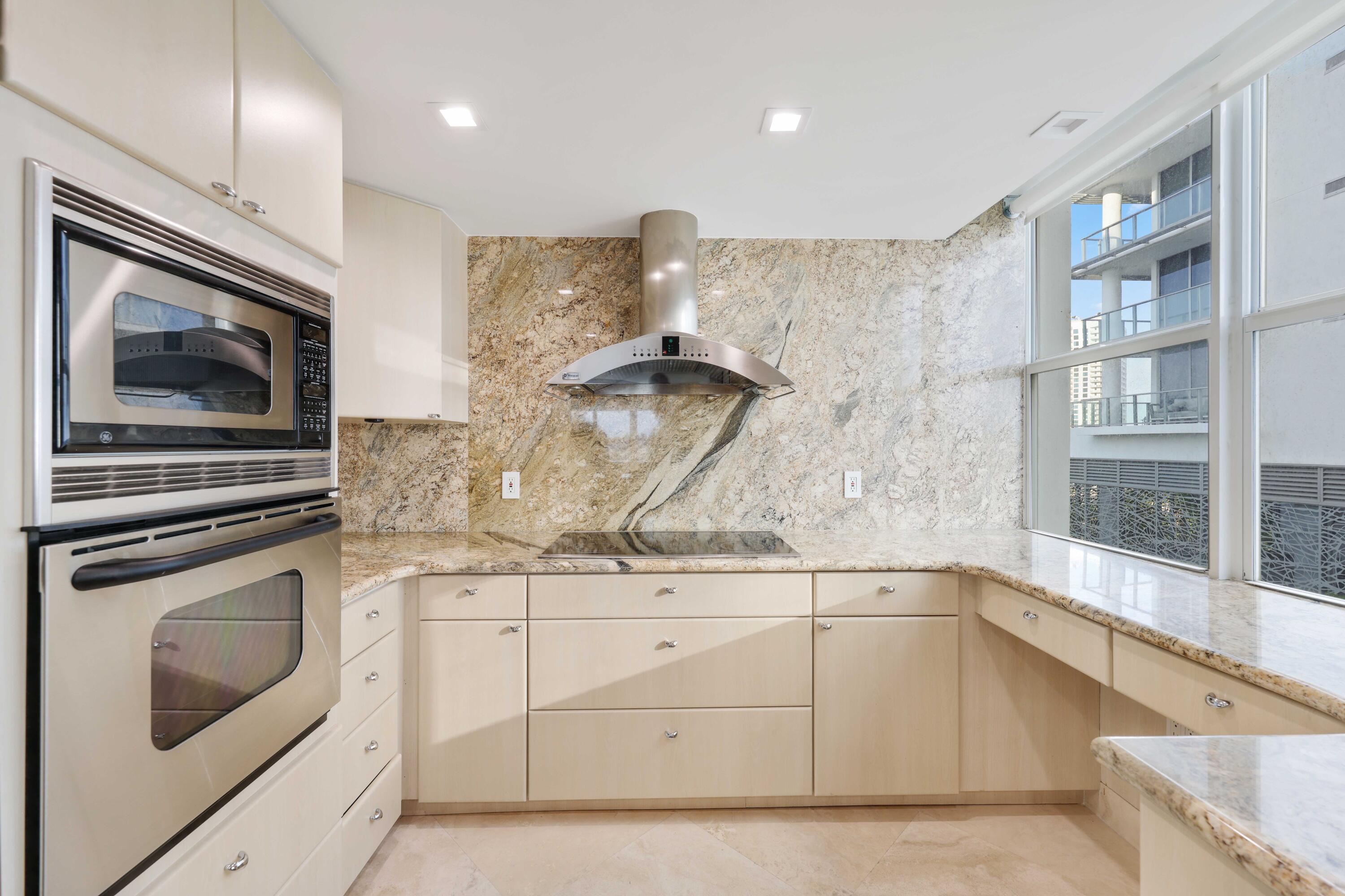 BAYSHORE TOWERS - Residential