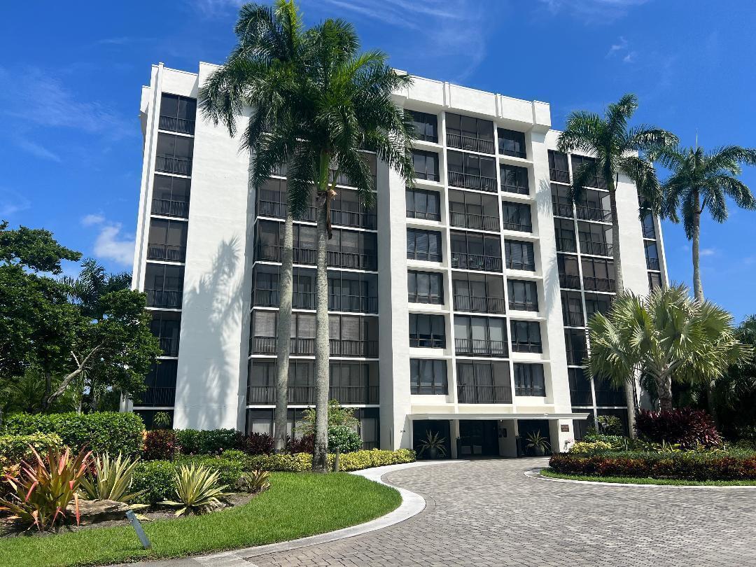 Recently updated 3rd floor unit with spectacular views of the golf course!  Beautifully updated kitchen with washer/dryer in unit.  This is offered WITHOUT membership only.