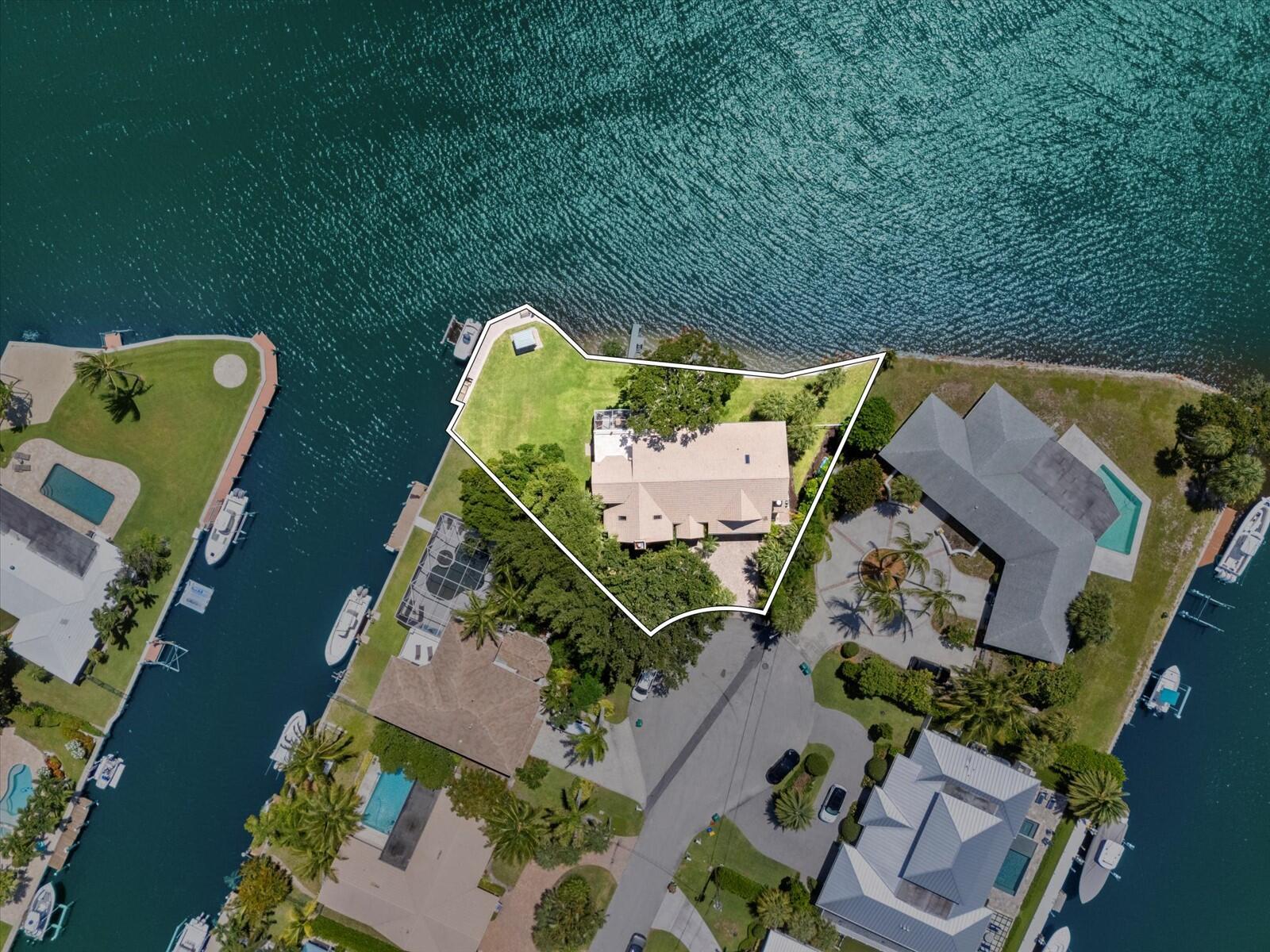 COUNTRY CLUB POINT - Residential