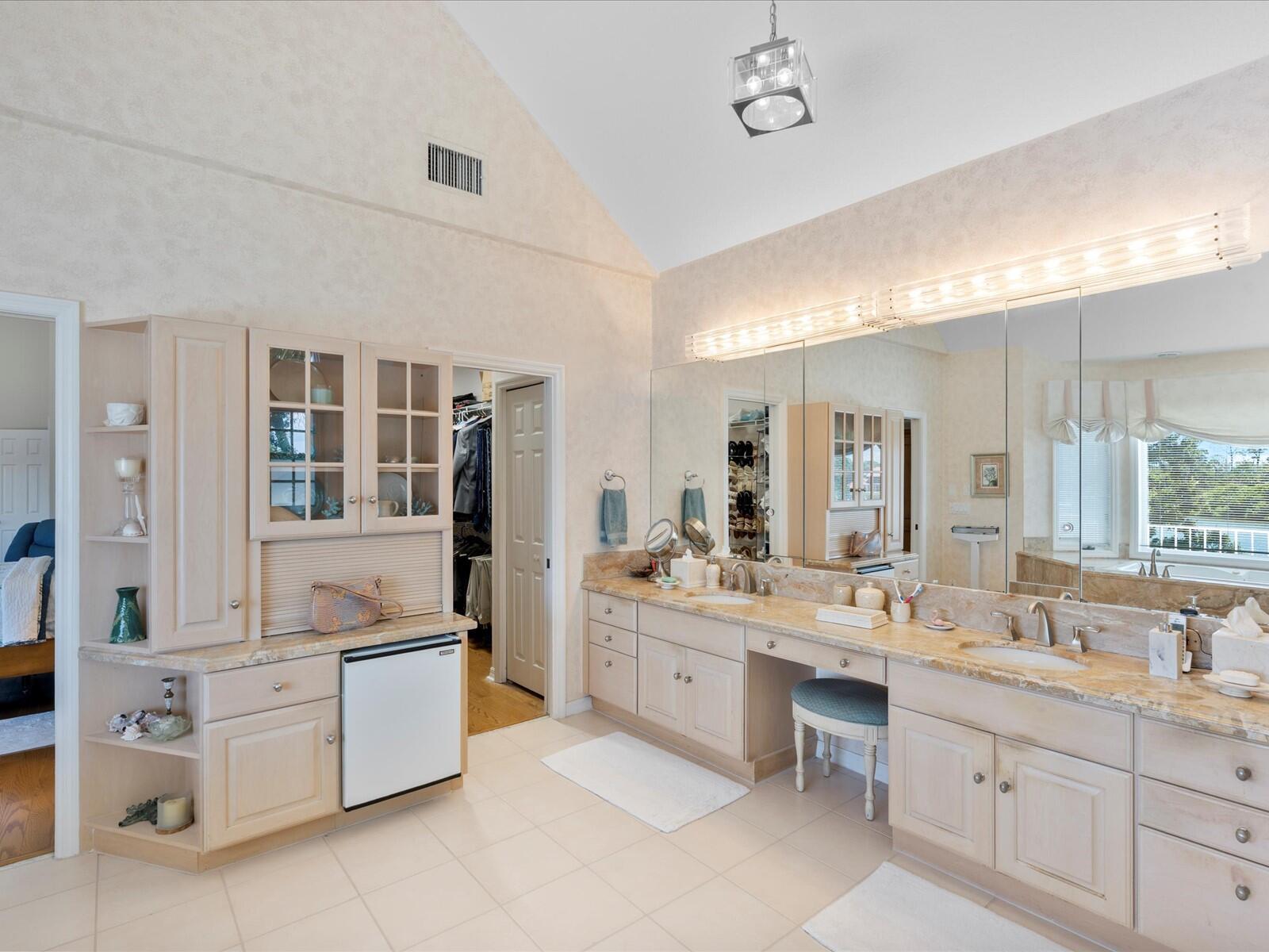 COUNTRY CLUB POINT - Residential