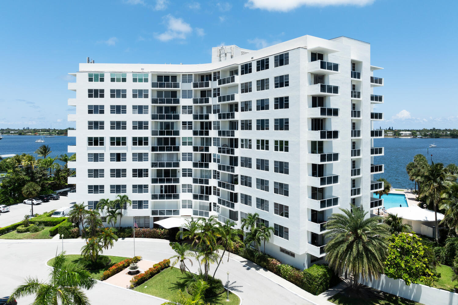 LA FONTANA APTS OF PALM BEACH INC - Residential