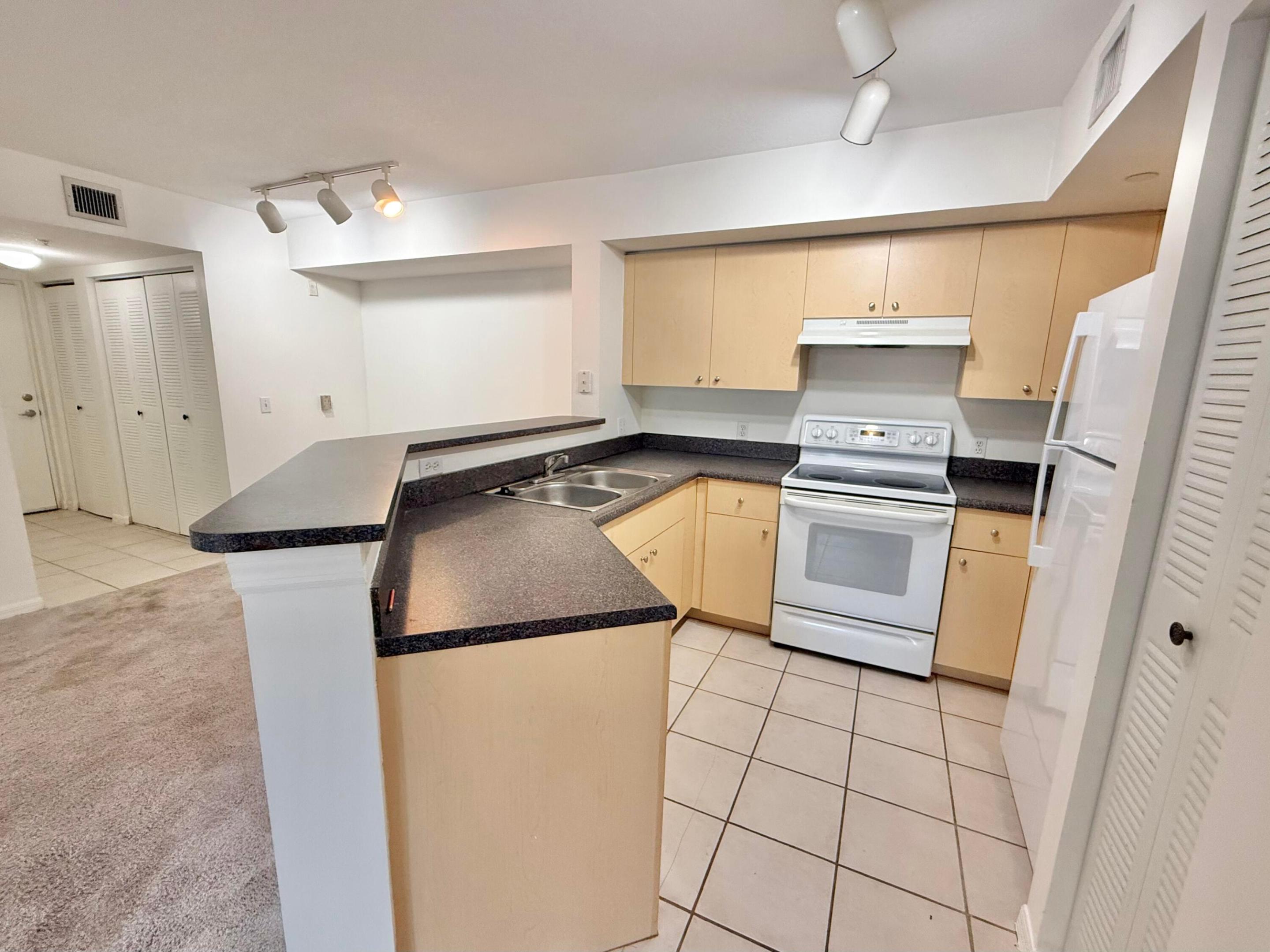EMERALD ISLE AT LAGUNA LAKES CONDO - Residential