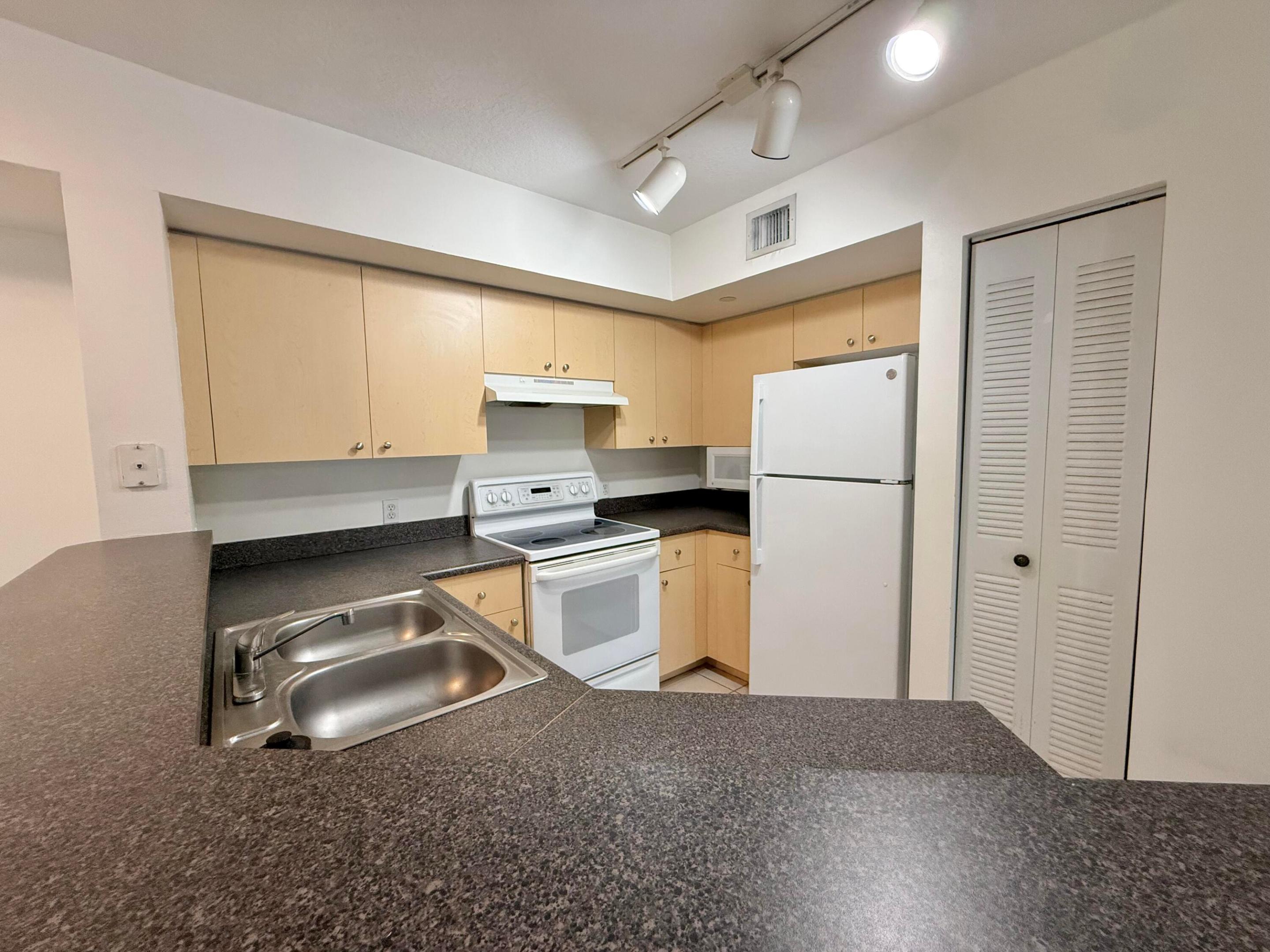EMERALD ISLE AT LAGUNA LAKES CONDO - Residential