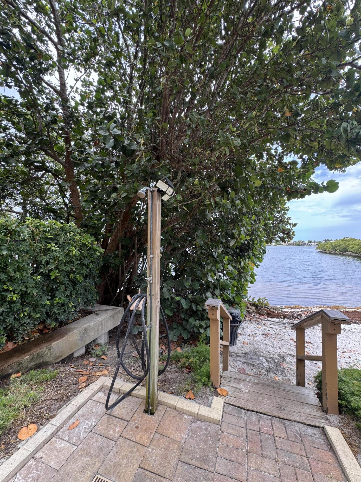 HYPOLUXOS MARINERS CAY CONDO - Residential