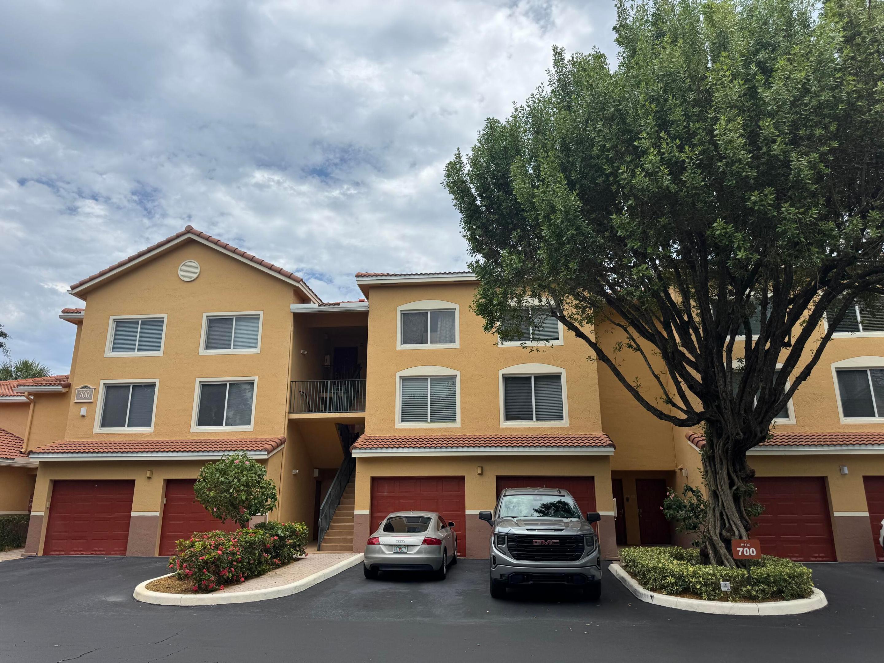 HYPOLUXOS MARINERS CAY CONDO - Residential