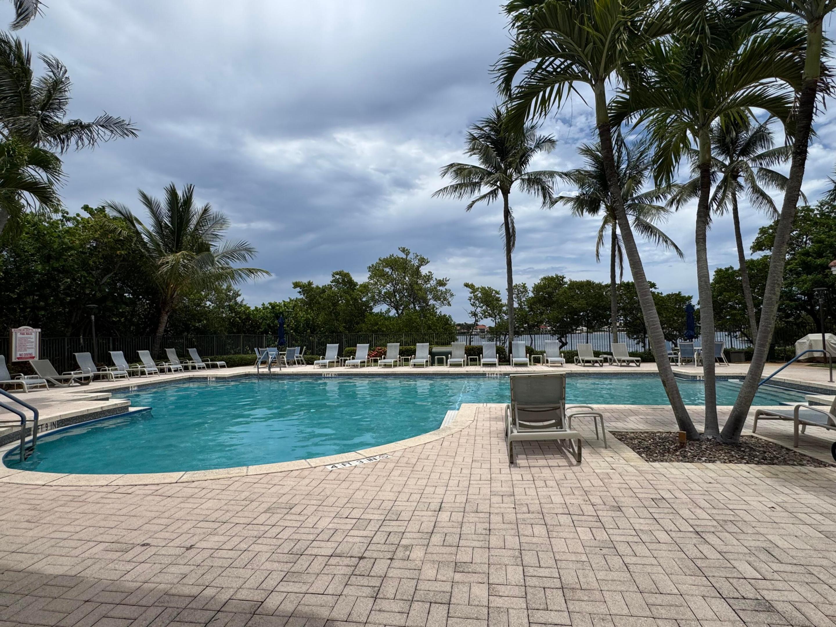 HYPOLUXOS MARINERS CAY CONDO - Residential