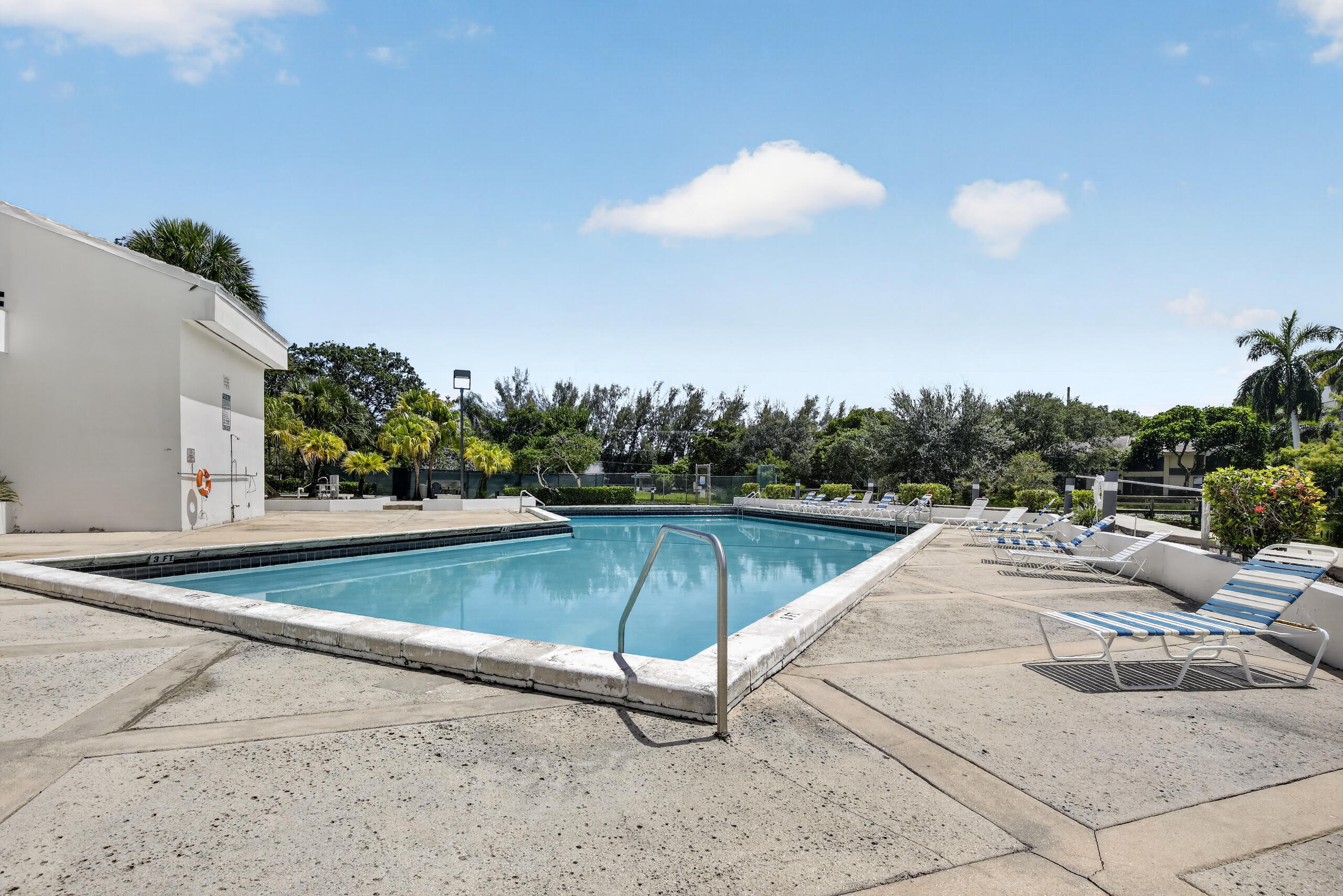 LAKES OF NEWPORT I CONDO - Residential