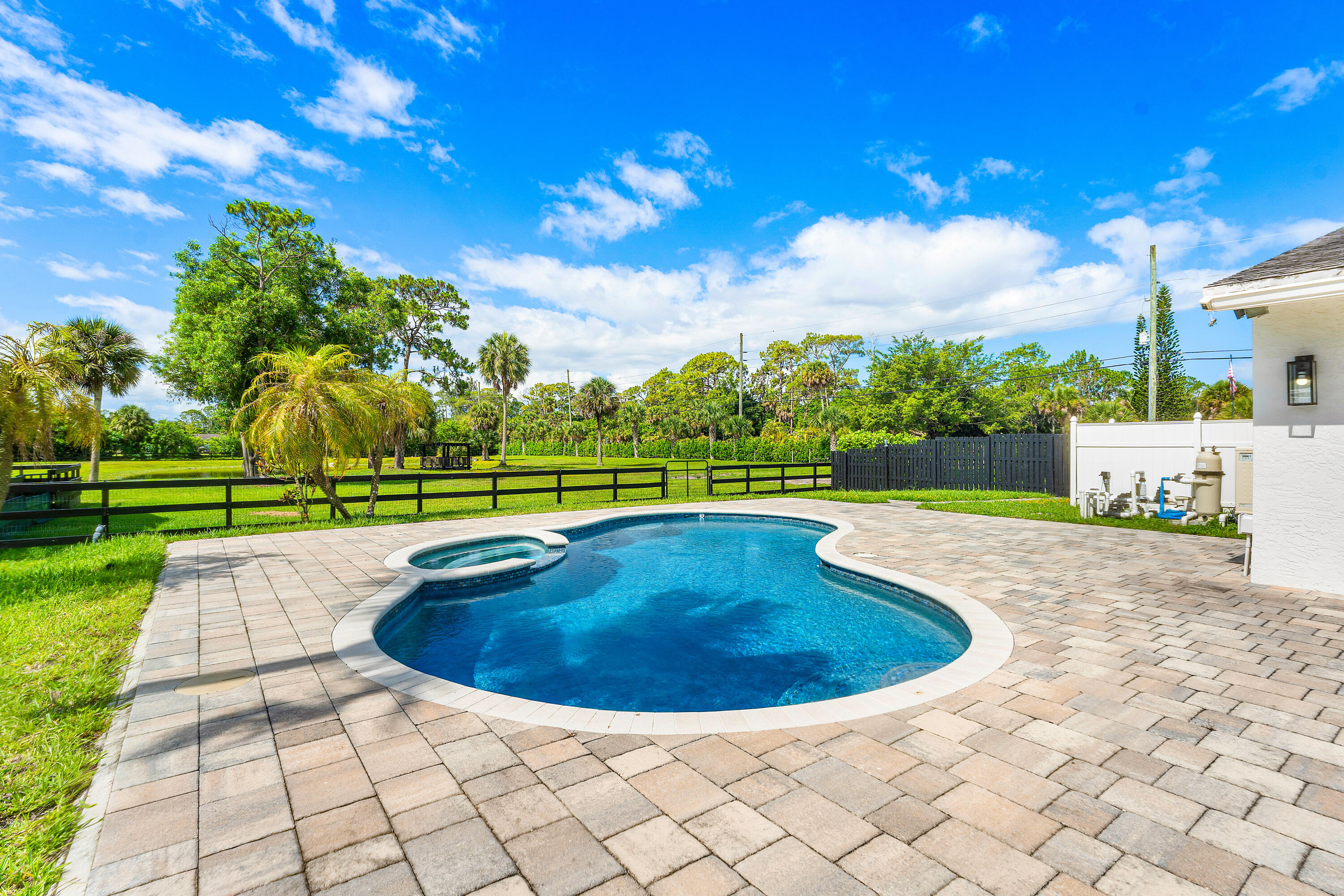 LOXAHATCHEE GROVES - Residential Lease