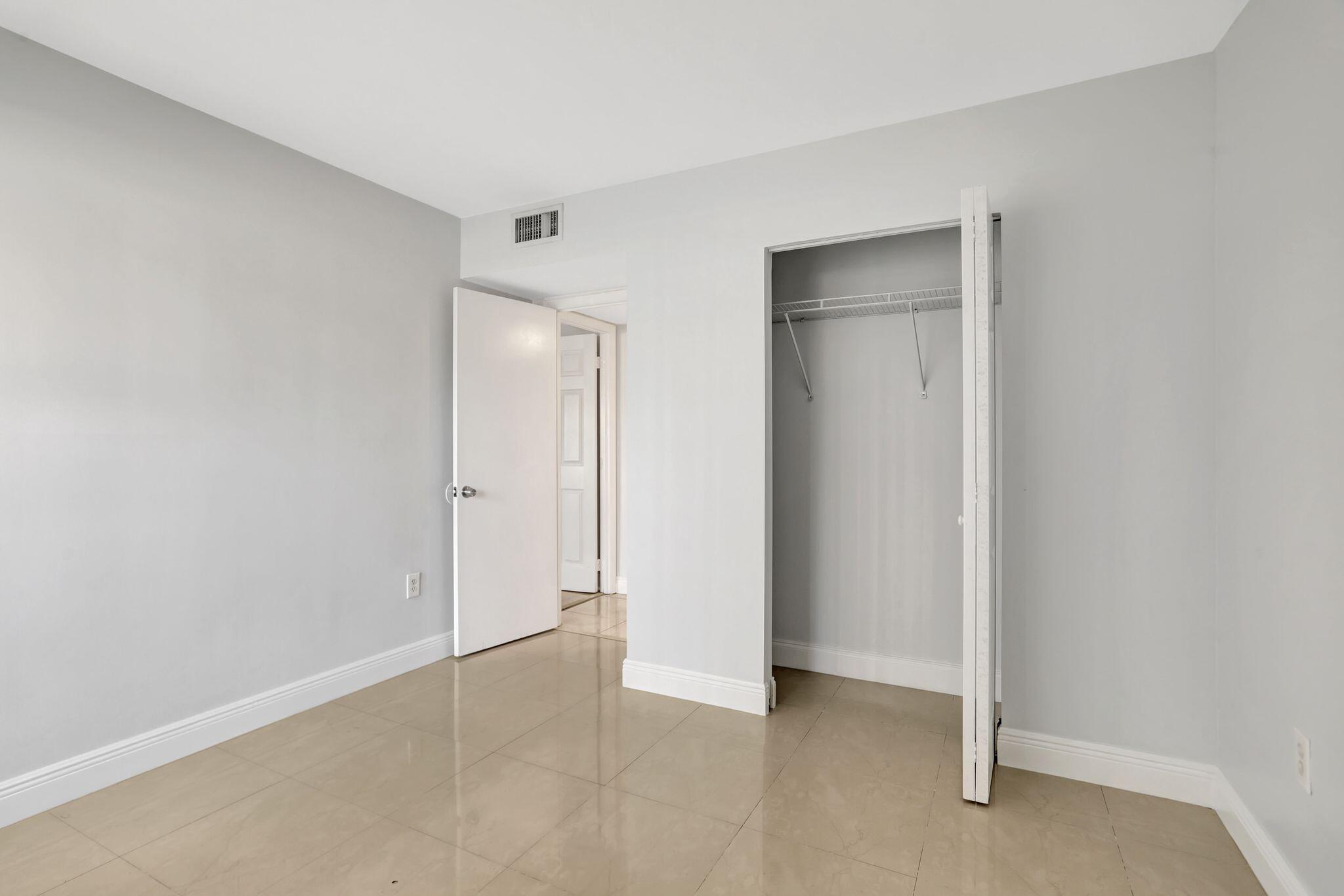 MANORS OF INVERRARY I-3 - Residential Lease