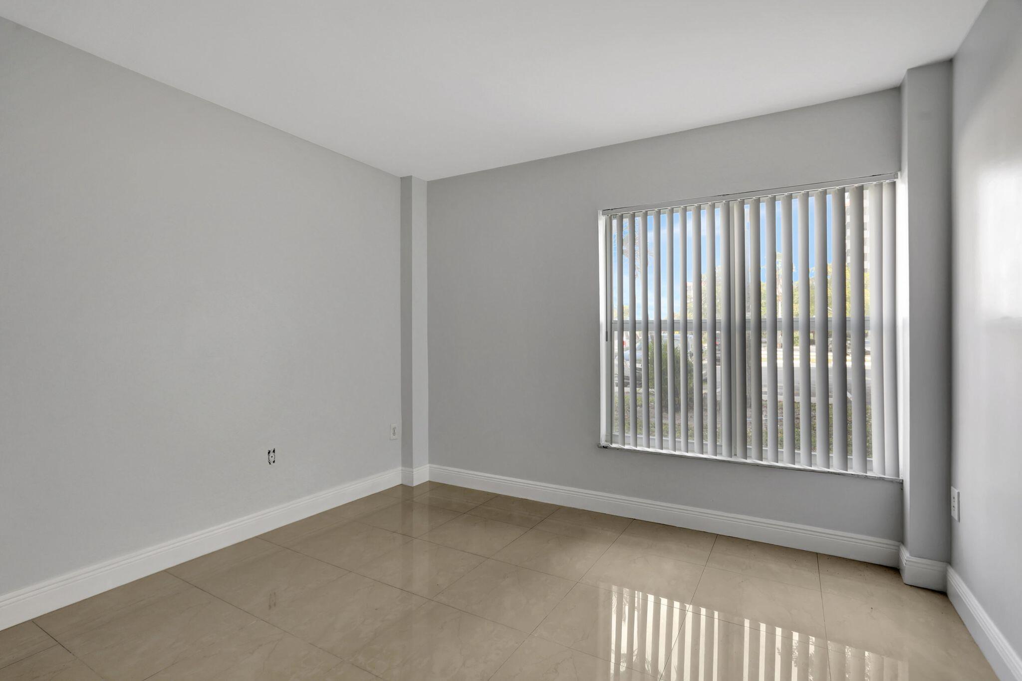 MANORS OF INVERRARY I-3 - Residential Lease