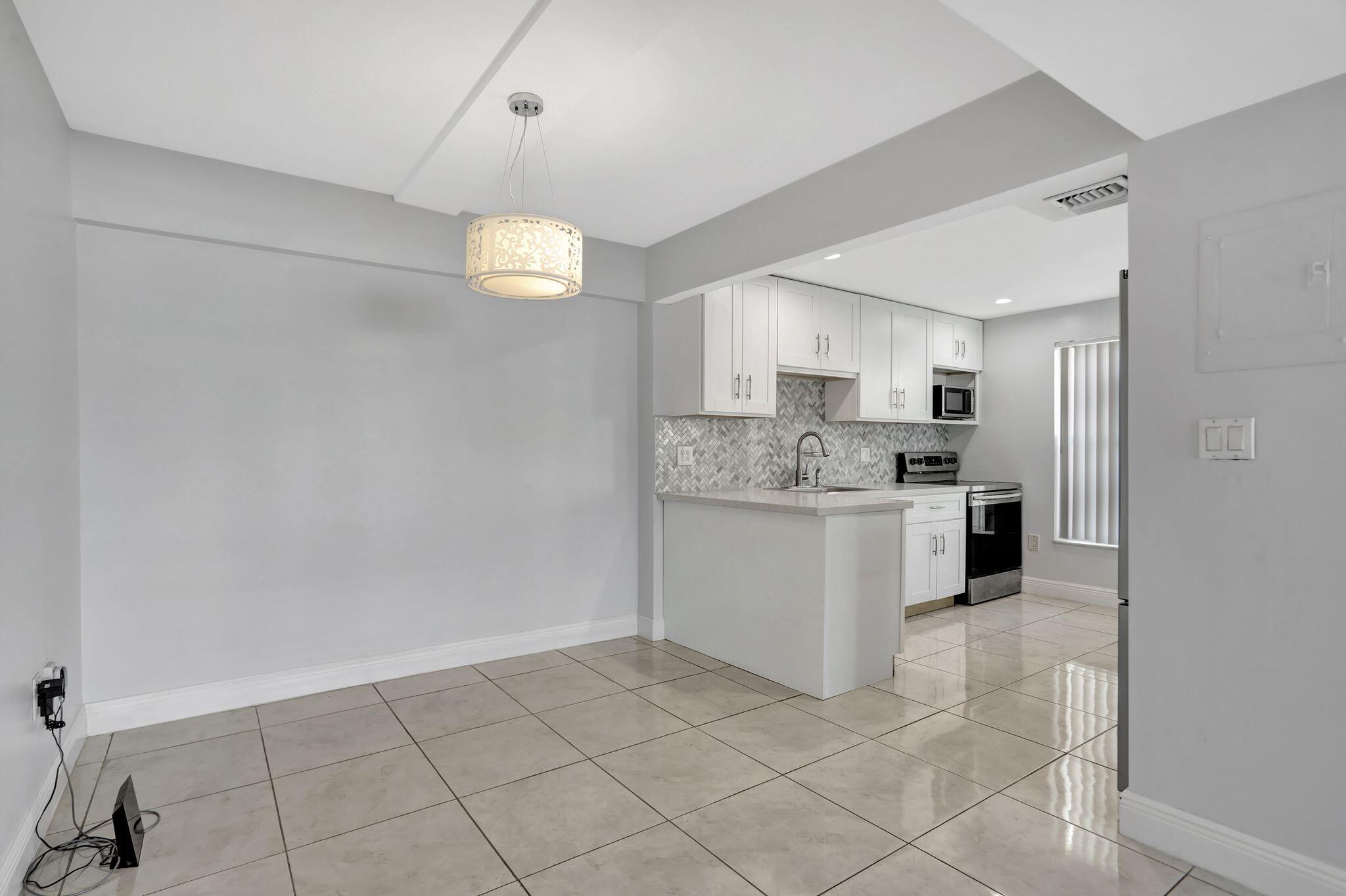 MANORS OF INVERRARY I-3 - Residential Lease