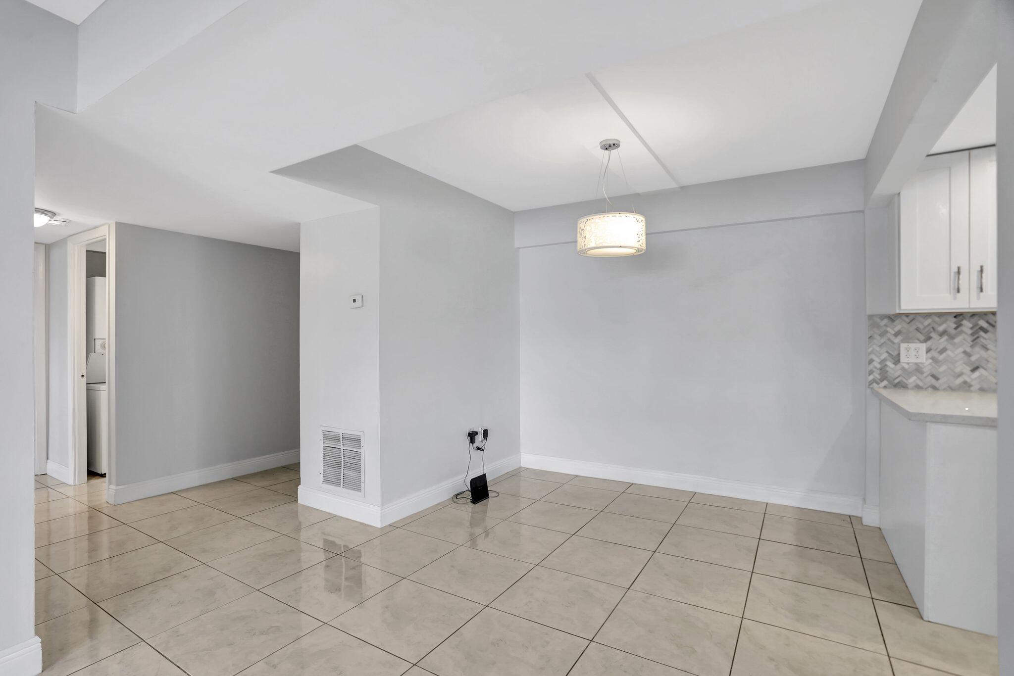 MANORS OF INVERRARY I-3 - Residential Lease