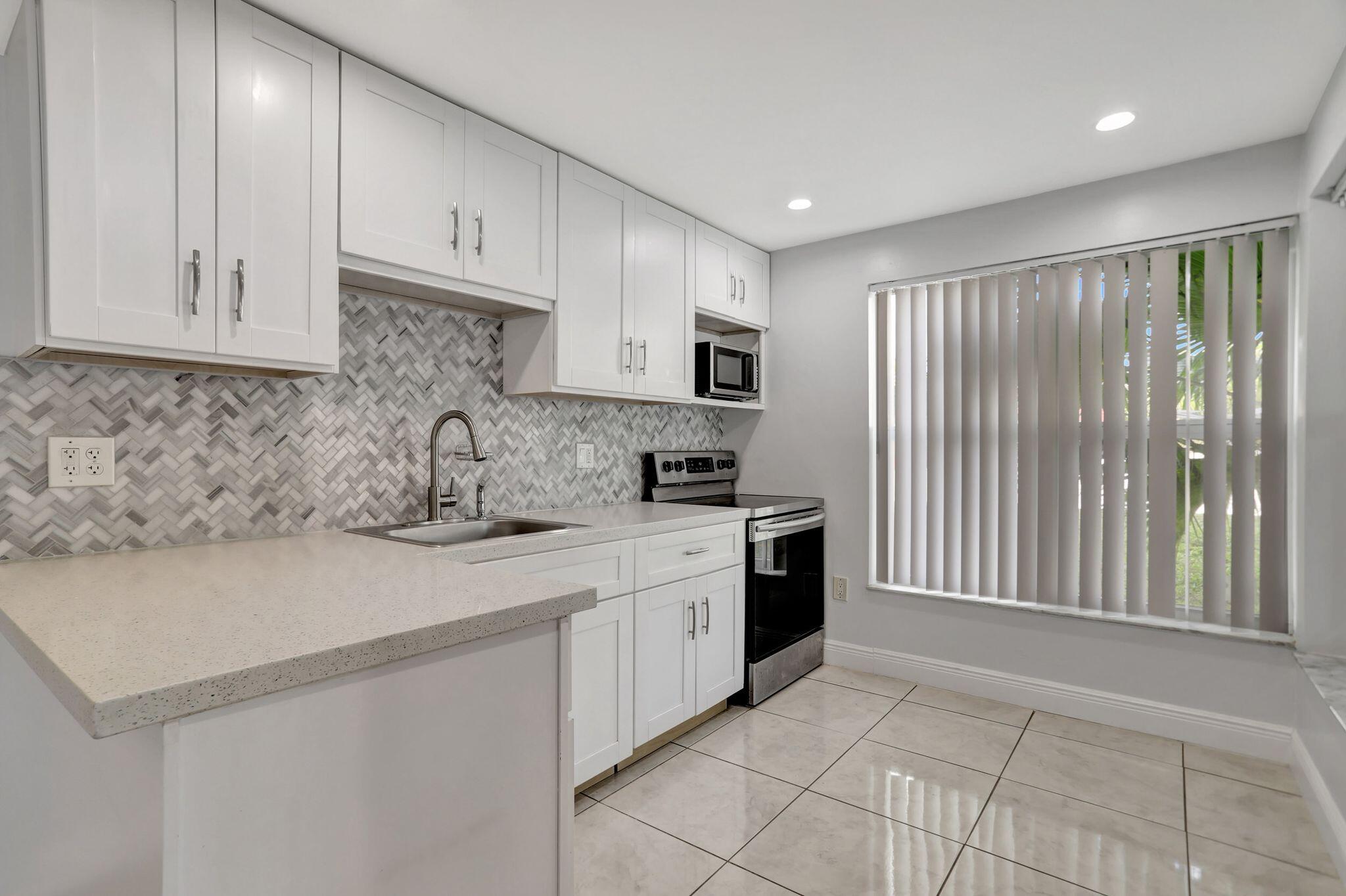 MANORS OF INVERRARY I-3 - Residential Lease