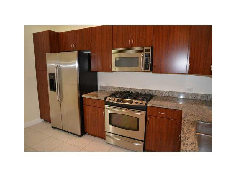 Beautiful and illuminated townhome condo style, located between pretty planters. 2 bedrooms, 2 bathrooms, 2 covered and assigned parking spaces at the building, European style kitchen with stainless steel appliances (gas oven and heater). Granite counter tops, enclosed balcony to enjoy the view. Wood and tile floors around the unit. Club House plenty of amenities: pools, child pool area, barbecue, tennis, spa, gym, library, indoor basketball court, game room, kitchen and rooms for events and much more. Close to Panthers Stadium (Winter Olympic World Champion), Restaurants, Schools, our exotic Everglades, Sawgrass Mall.  There is a furniture on the property; if the prospect tenant do not want it, the owner can have it removed. Touch-ups to the walls will be carried out on Monday. Once completed, professional cleaning, filter changes and the replacement of burnt-out light bulbs will be performed.