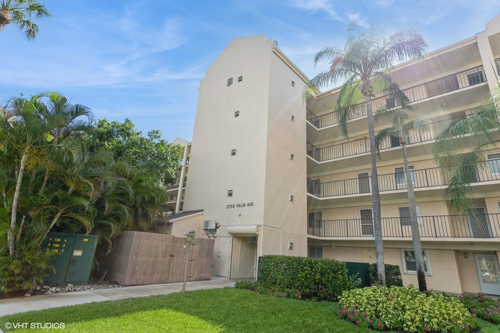 Enjoy your summer vacation right here in Jupiter.  Jupiter Bay East overlooks Carlin Park and you can even have a "peek" of the ocean from the screened porch.  Close to shopping, restaurants, Harborside Shopping, the ocean, Jupiter Lighthouse and waterfront dining.  Available from May- November. One month minimum