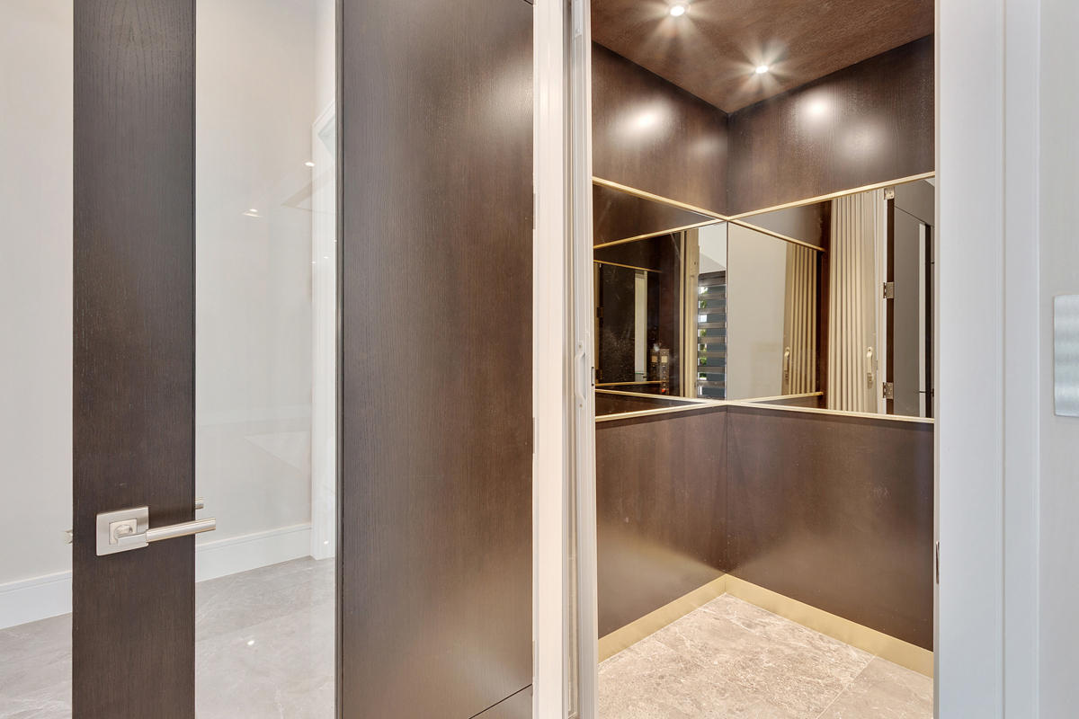 ROYAL PALM YACHT & COUNTRY CLUB - Residential