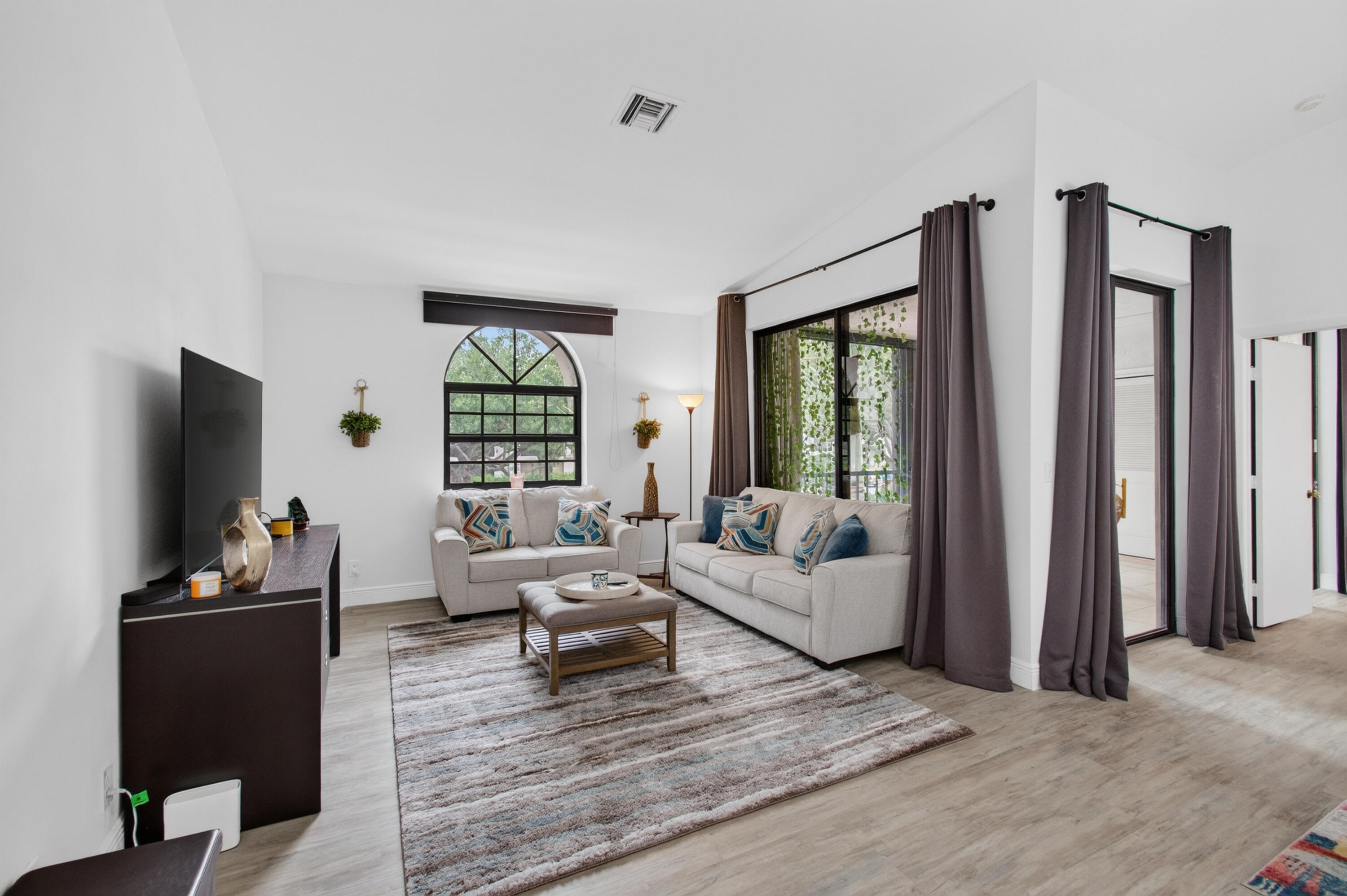 ALEXANDRA VILLAGE CONDO/PLATINA - Residential
