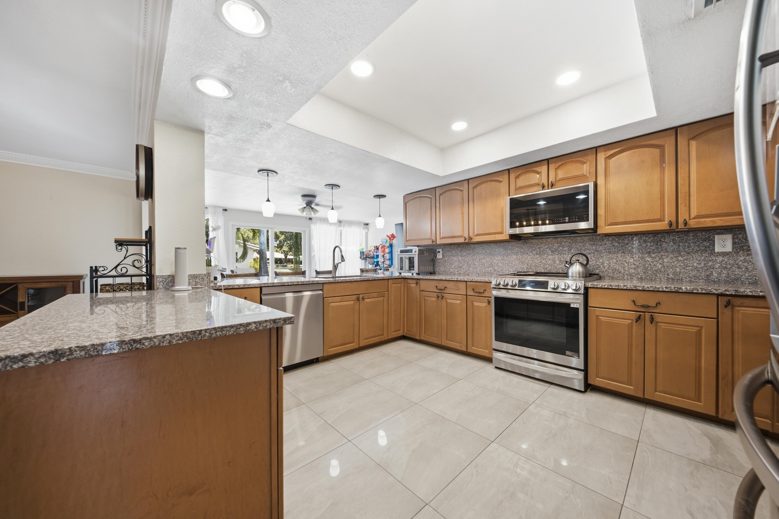CORAL SPRINGS COUNTRY CLUB - Residential