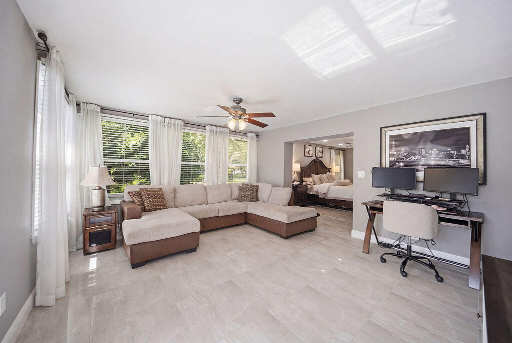CORAL SPRINGS COUNTRY CLUB - Residential