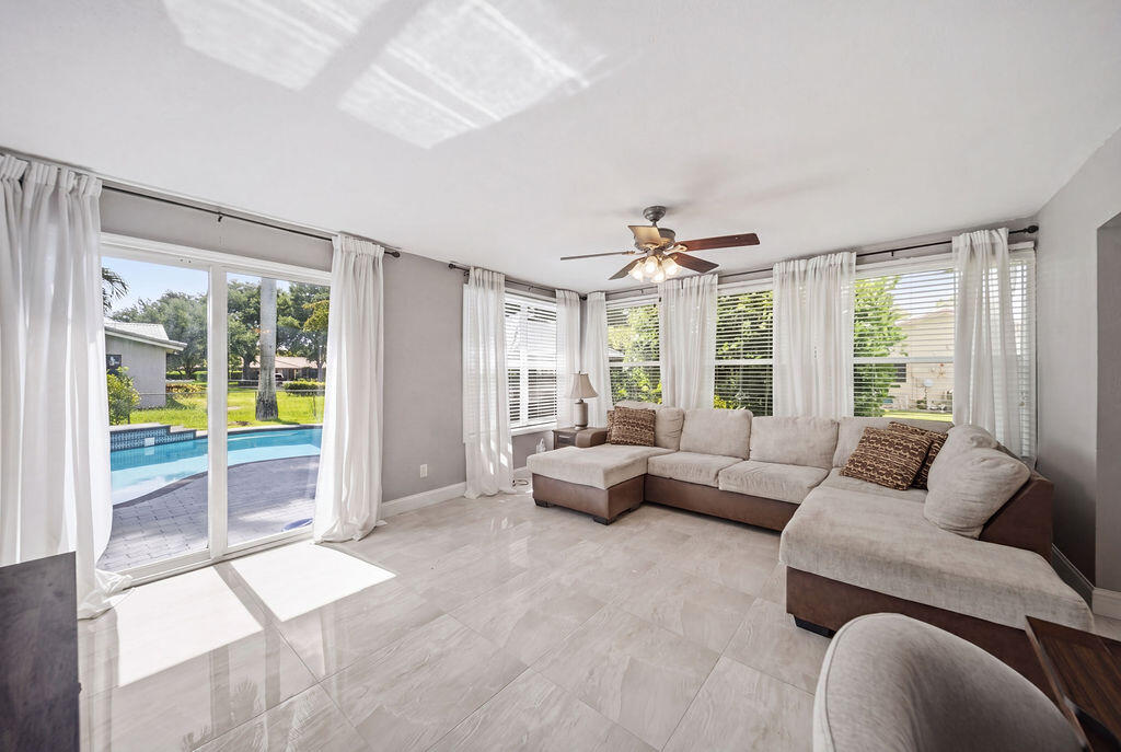 CORAL SPRINGS COUNTRY CLUB - Residential