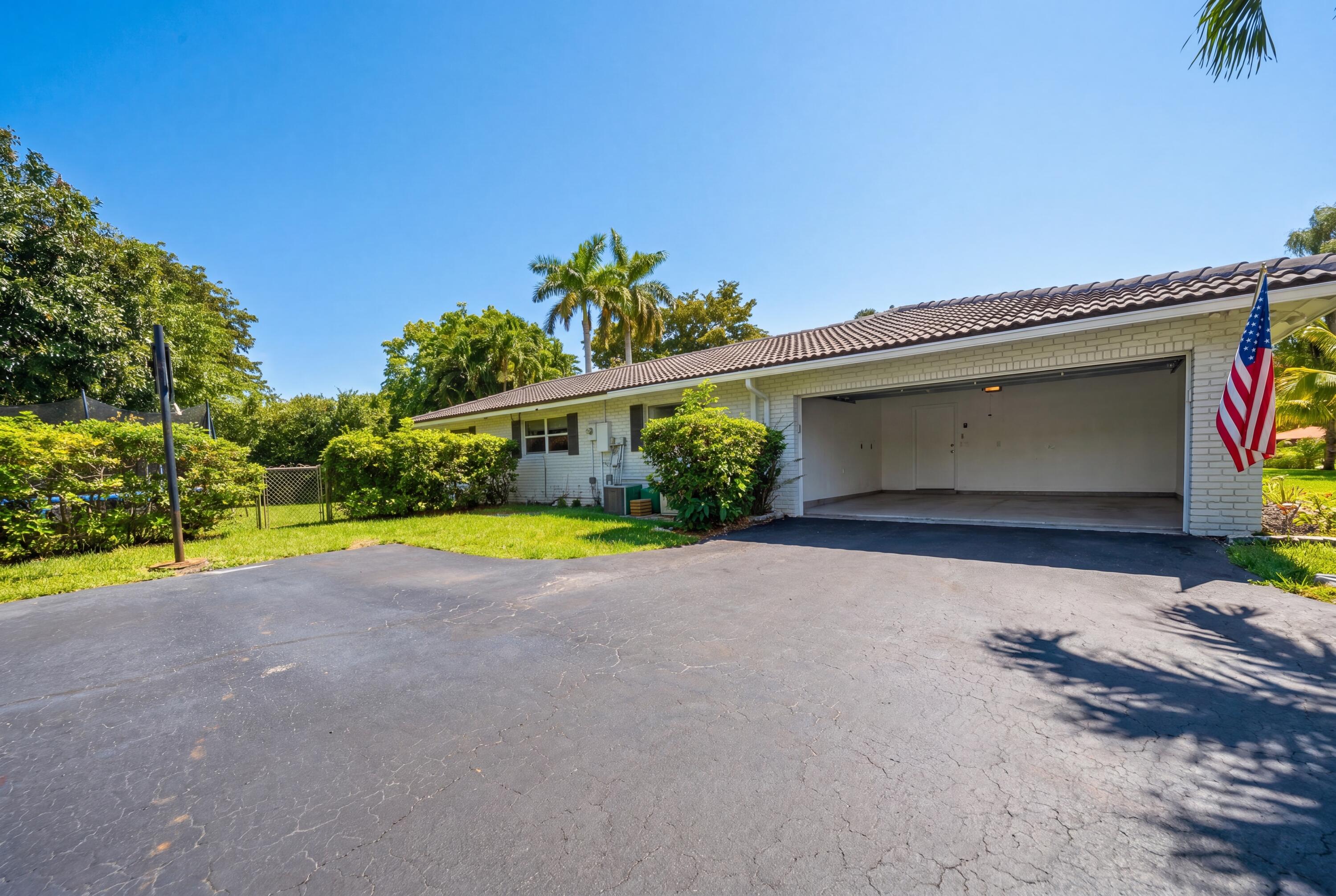 CORAL SPRINGS COUNTRY CLUB - Residential