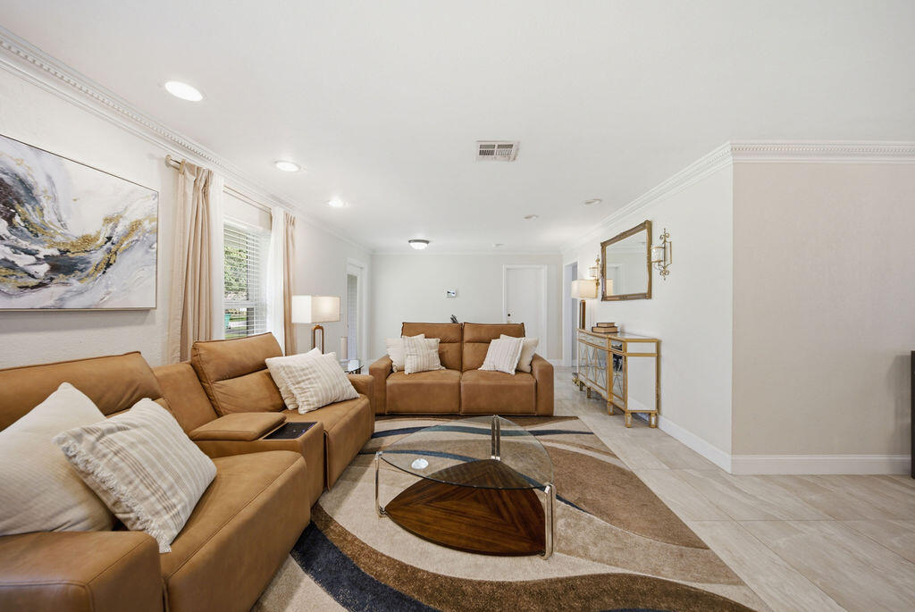 CORAL SPRINGS COUNTRY CLUB - Residential