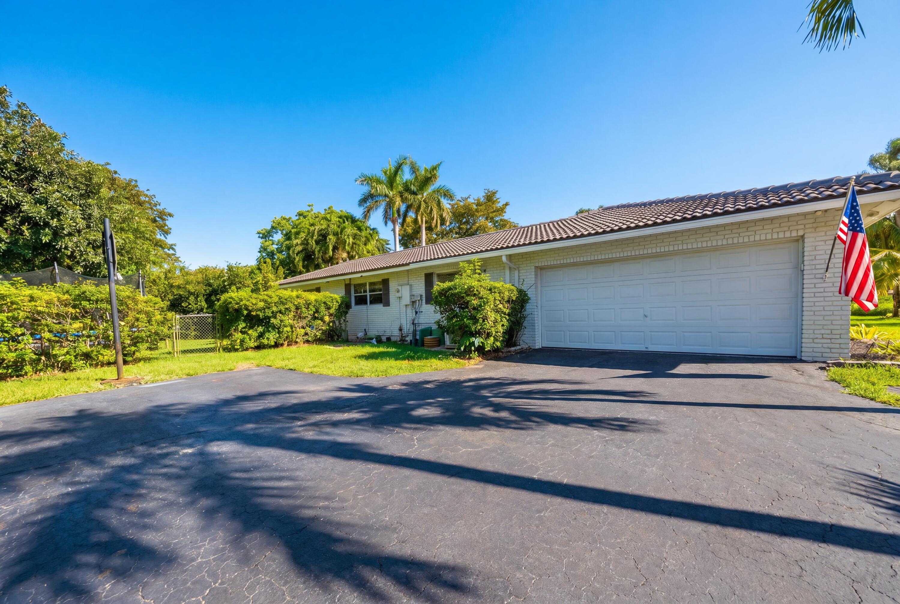CORAL SPRINGS COUNTRY CLUB - Residential