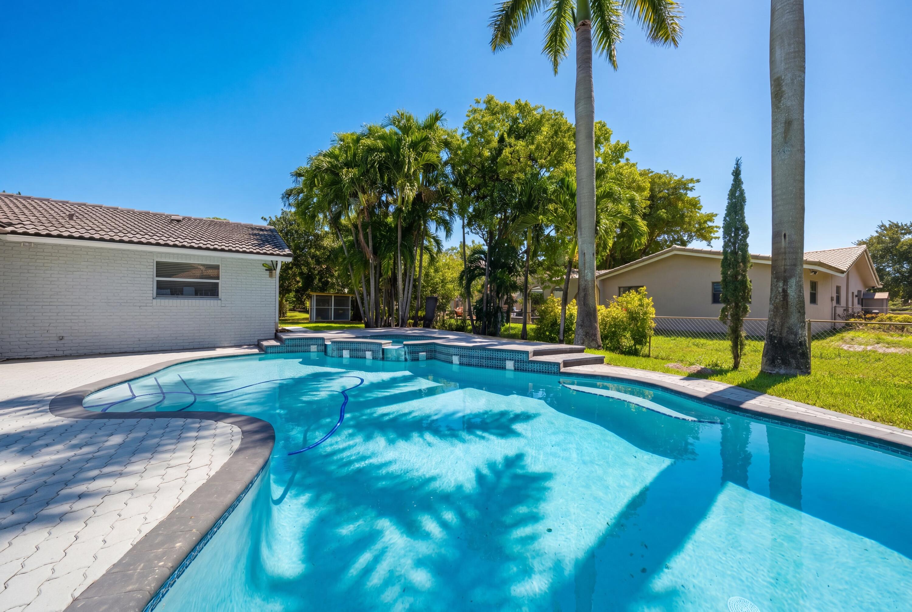 CORAL SPRINGS COUNTRY CLUB - Residential