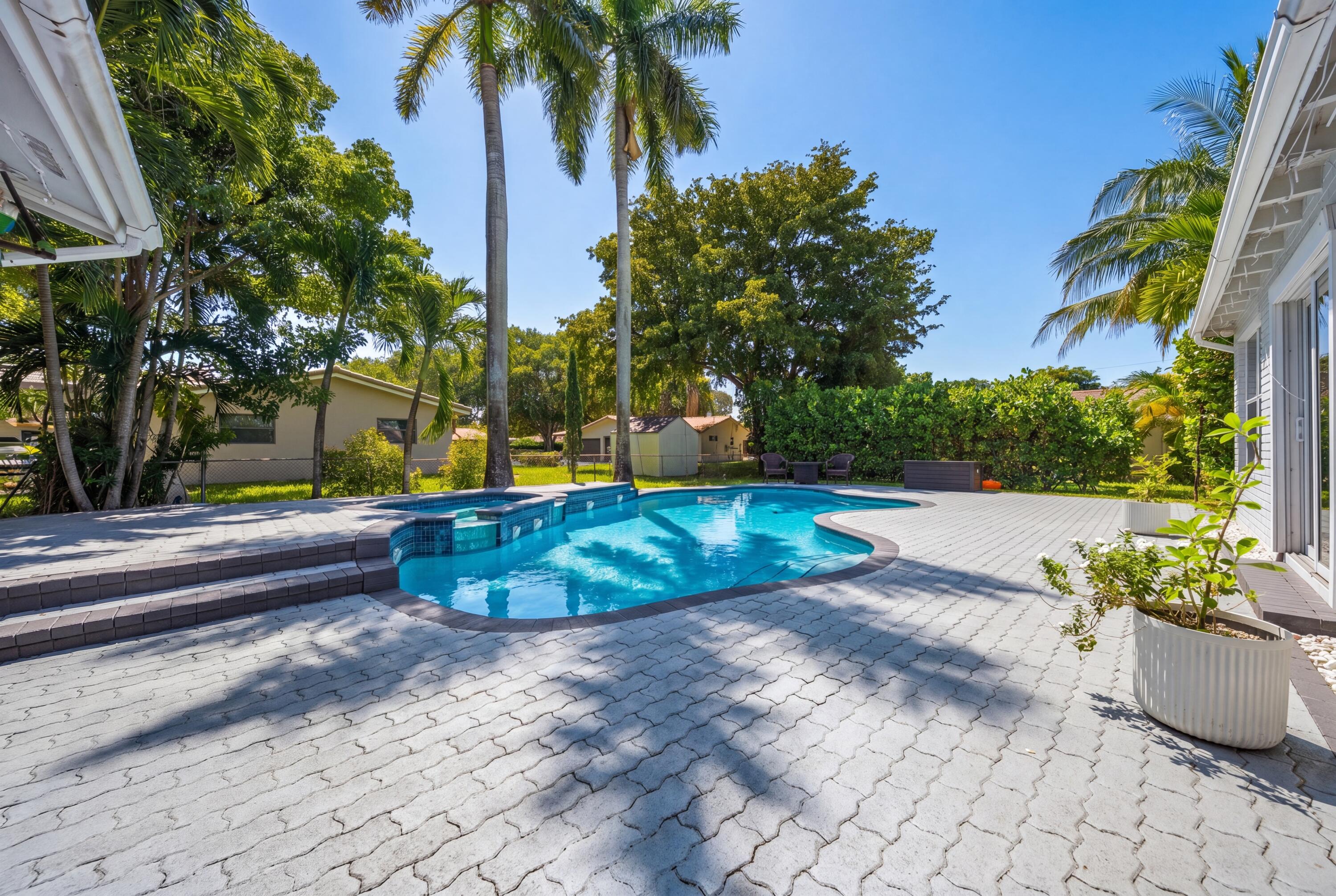 CORAL SPRINGS COUNTRY CLUB - Residential