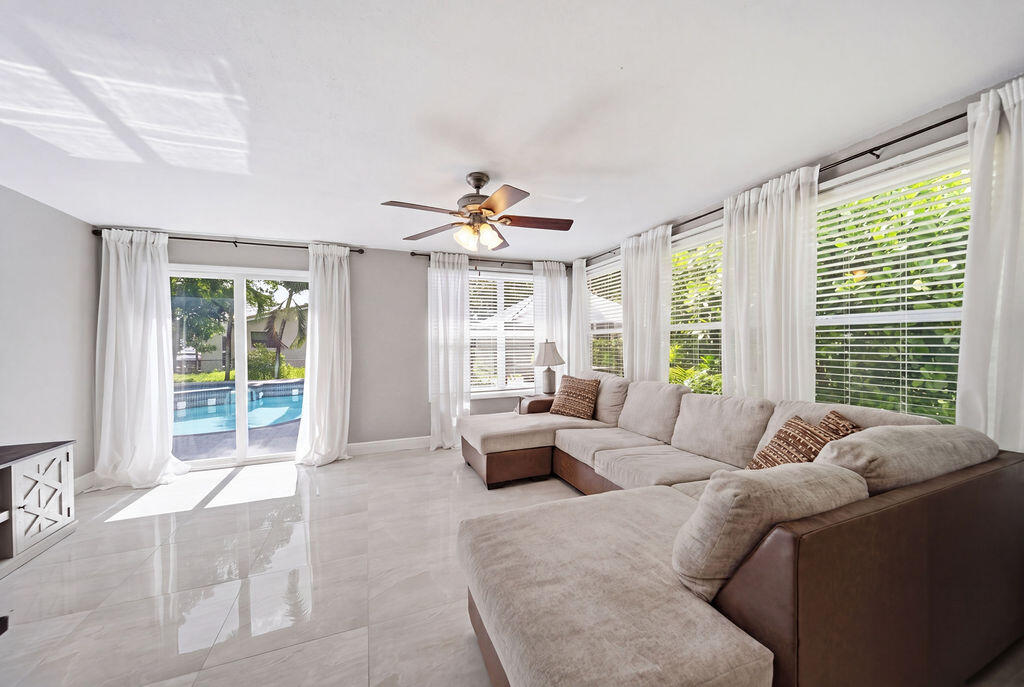 CORAL SPRINGS COUNTRY CLUB - Residential