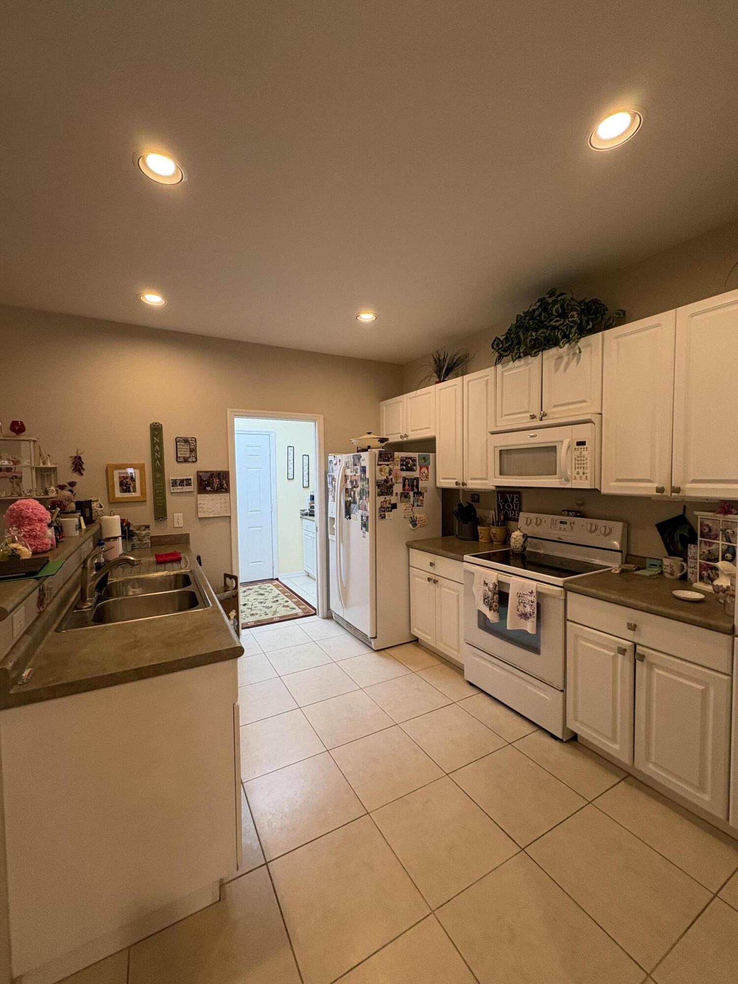 THE LAKES AT THE SAVANNAHS CONDOMINIUM - Residential Lease