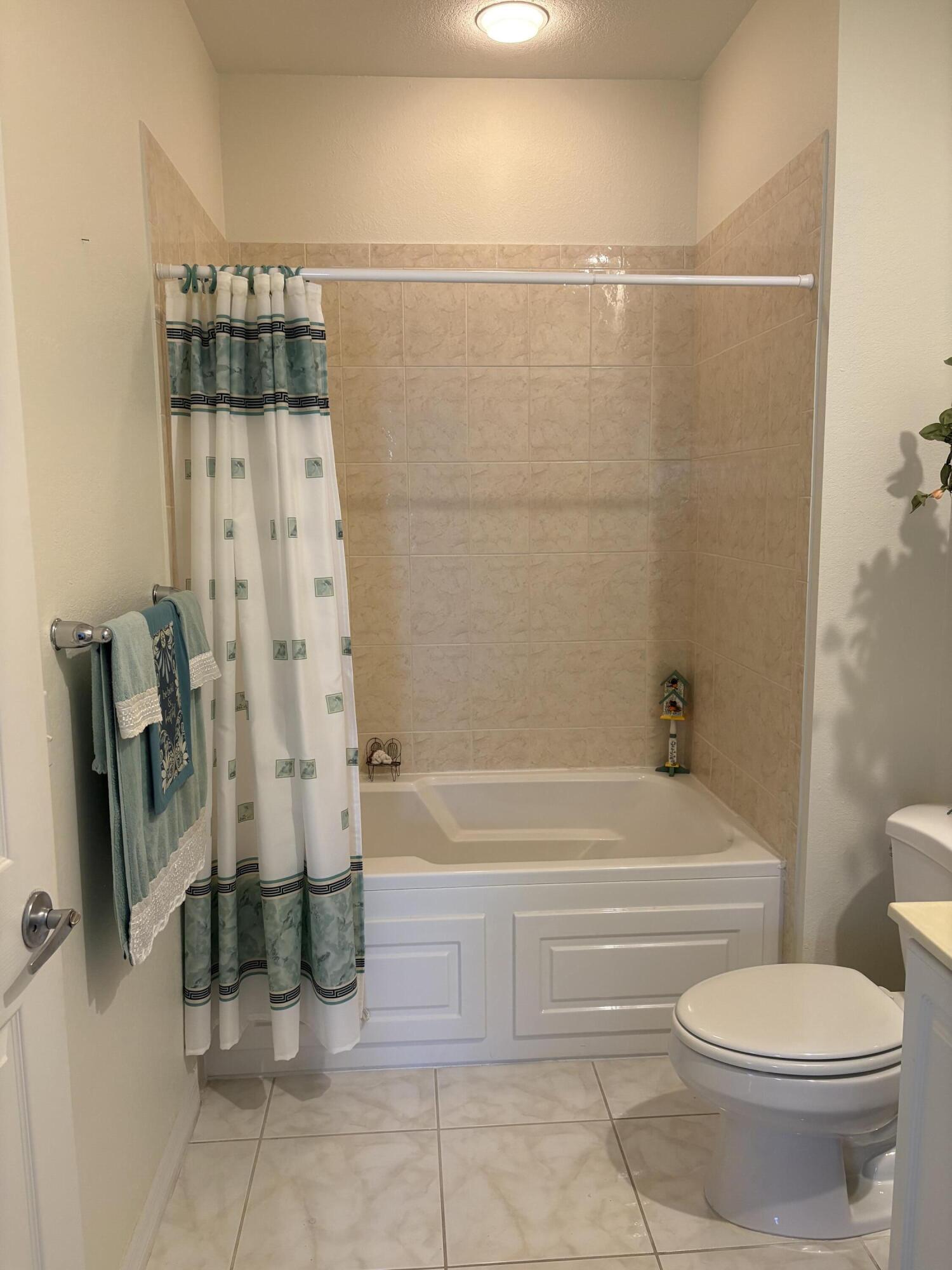 THE LAKES AT THE SAVANNAHS CONDOMINIUM - Residential Lease