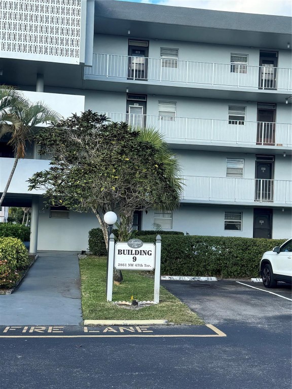 Beautifull 1bedroom 1bathroom apartment condo located in a quiet 55+ community! This move in ready first floor apartment has tile flooring throughout, and an update kitchen with working appliances. Enjoy the awesome views of the pool from the large patio's screened of the unit. Monthly HOA is $ 400 that covers the exterior insurance and the building maintenance. Don't miss this opportunity to own a unit lake this.