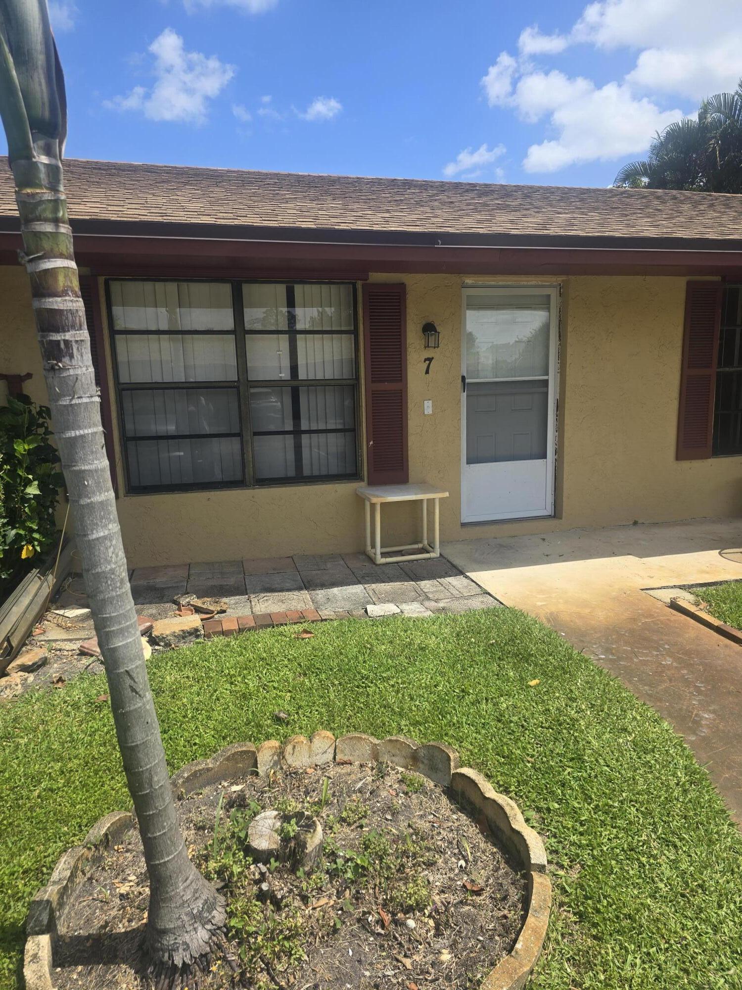 Come see this charming 2-bedroom, 1-bath villa featuring a large living room and plenty of space throughout. Located in a charming and peaceful environment, this home is move-in ready and perfect for comfortable living.