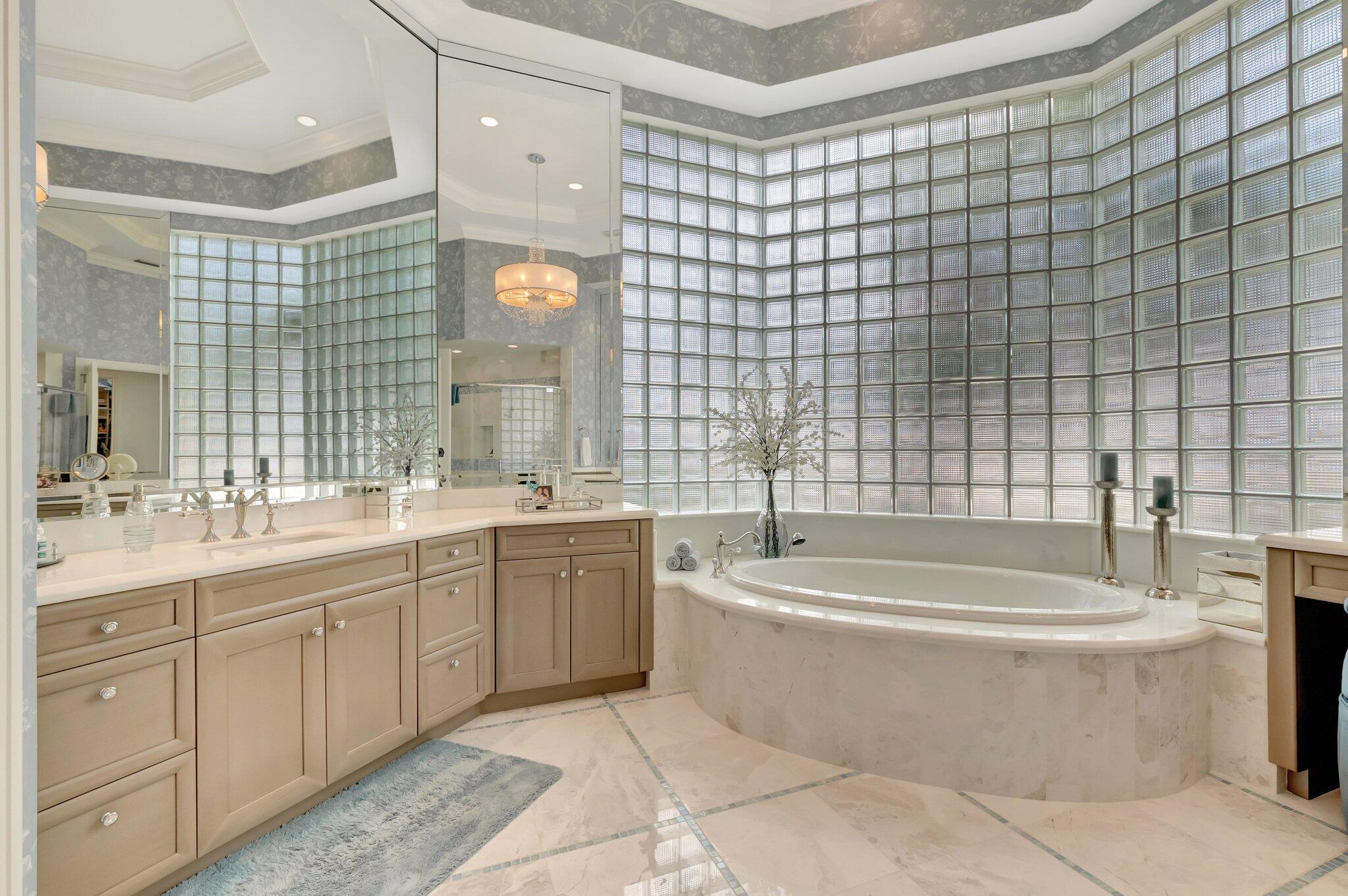 WINDSOR BAY WOODFIELD COUNTRY CLUB - Residential